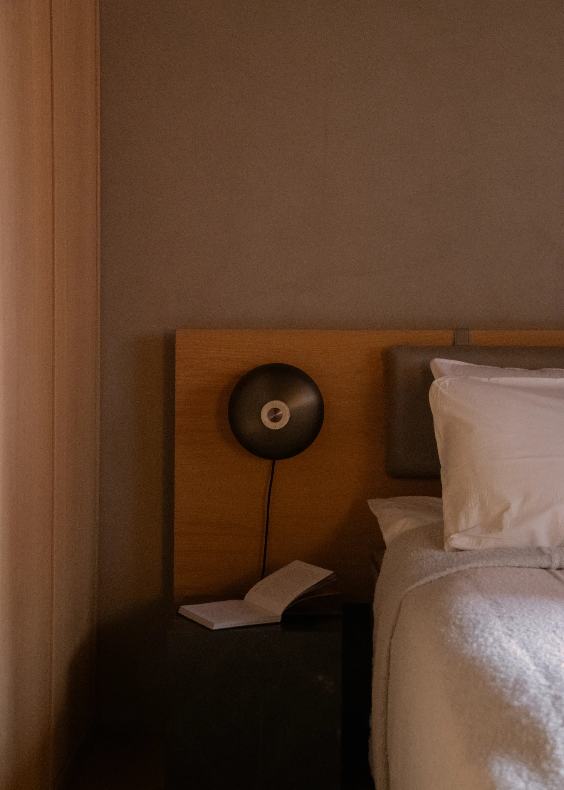 Reverse vägglampa, Bronzed aluminium Audo Copenhagen