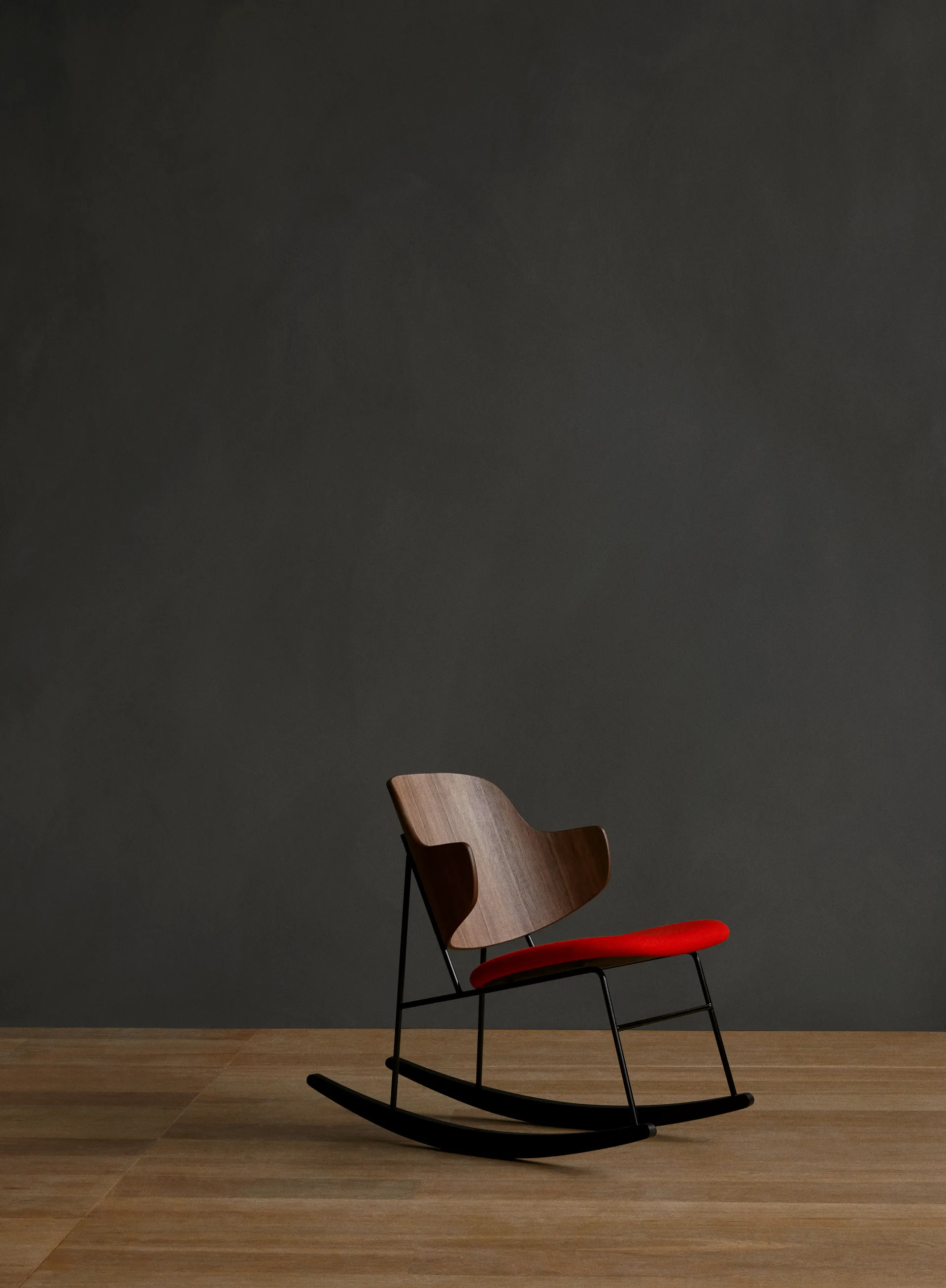 The Penguin gungstol klädd sits, Natural oak-Baru 0570 Red Audo Copenhagen