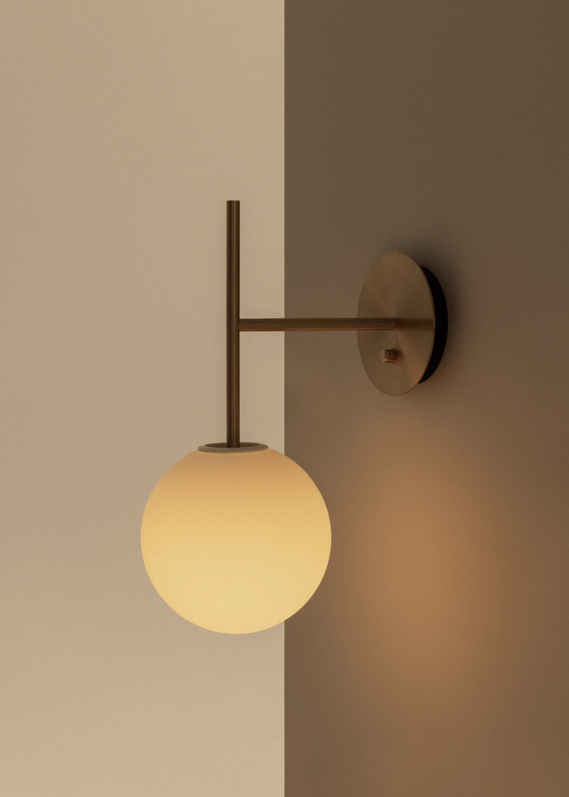 TR Bulb Suspended vägglampa, Brushed brass Audo Copenhagen