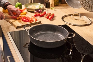 Salina Ceramic Granit serveringspanna med glaslock - 28 cm - Ballarini