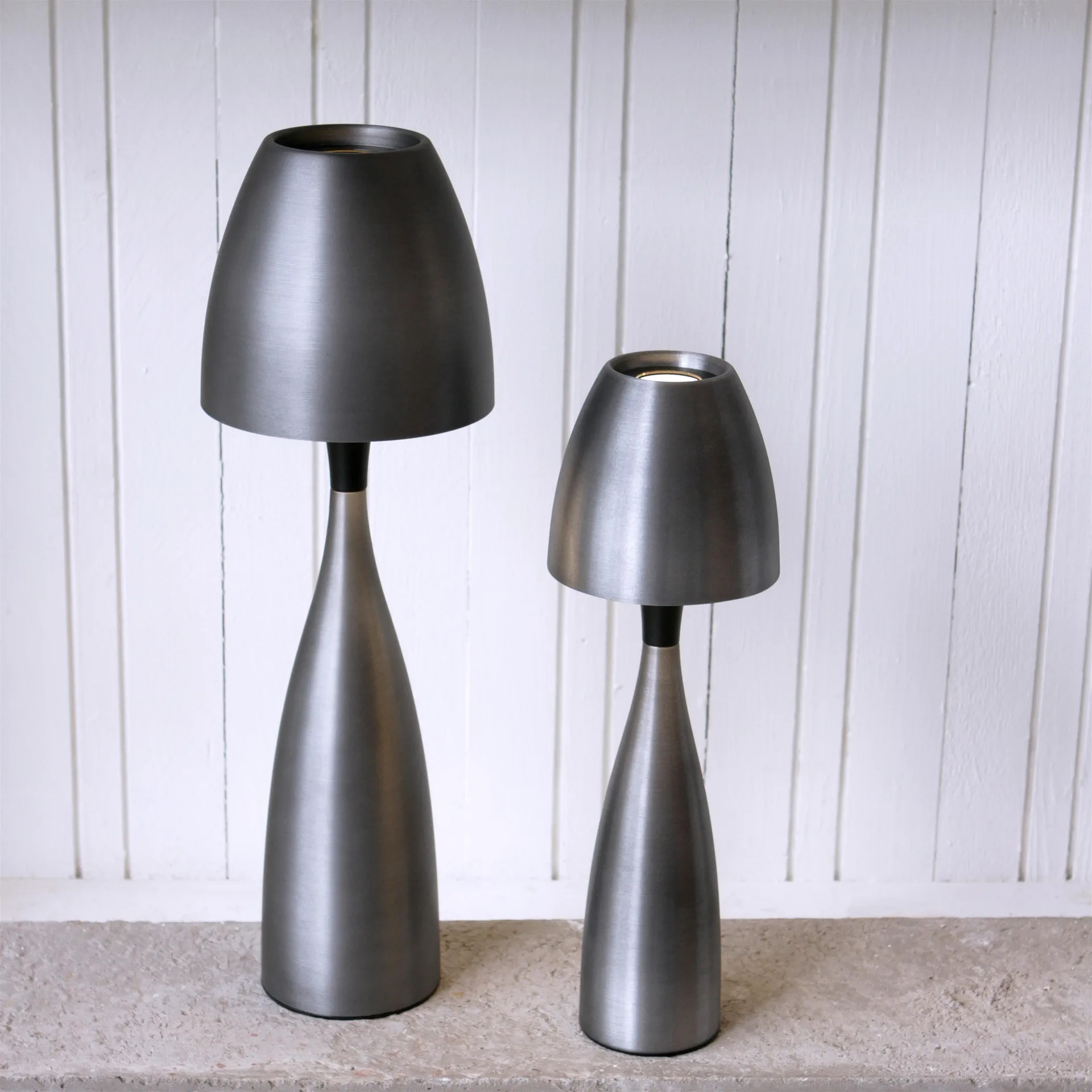 Anemon bordslampa, stor, oxidgrå Belid