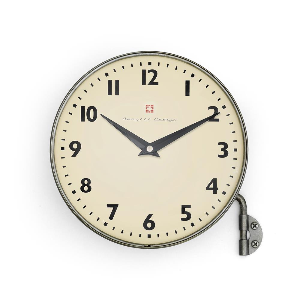 Bengt Ek Design Bengt Ek väggklocka med arm zink | Skandinavisk Design | Väggklockor | Silverfärgad