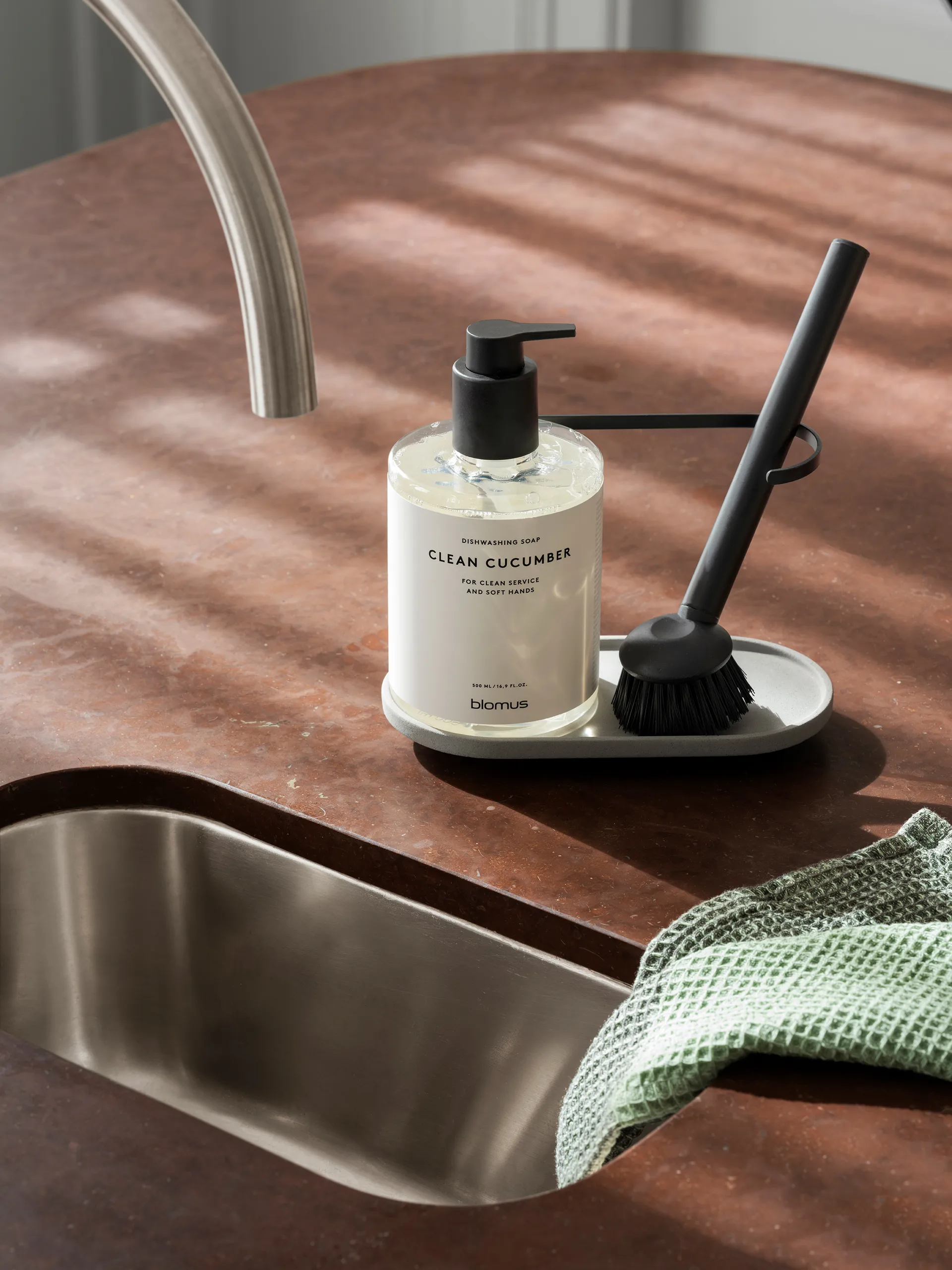 Arja diskborsta, Svart blomus