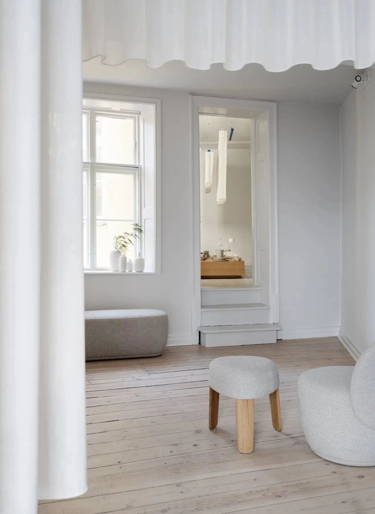 Kuon bänk, Boucla beige blomus