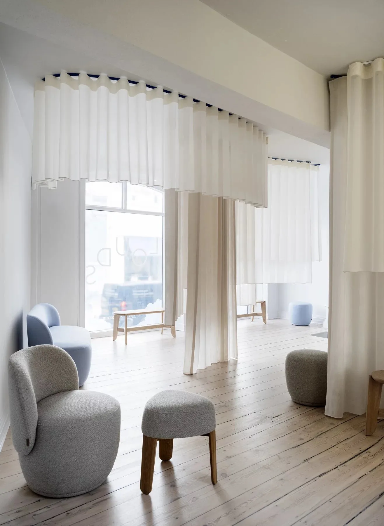 Kuon soffa 2-sits, Boucla beige blomus