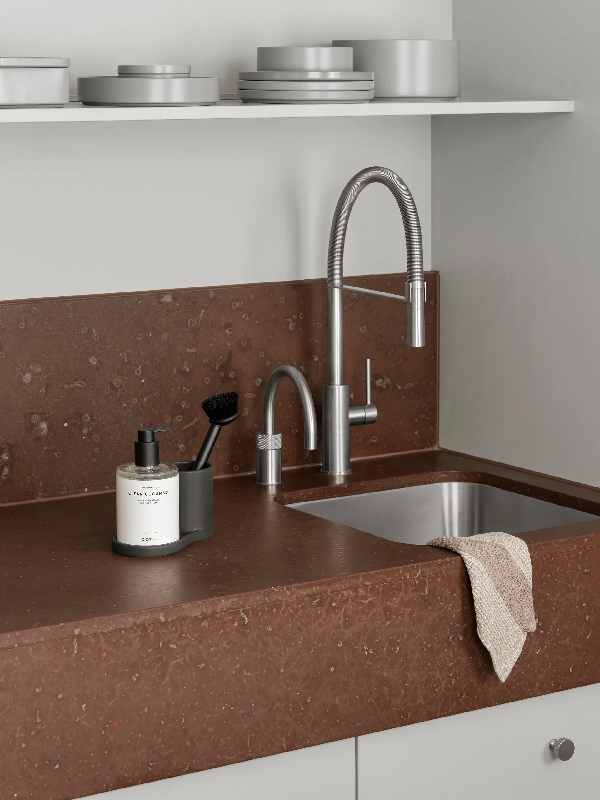 Piro diskborst- och tvålhållare, Svart blomus