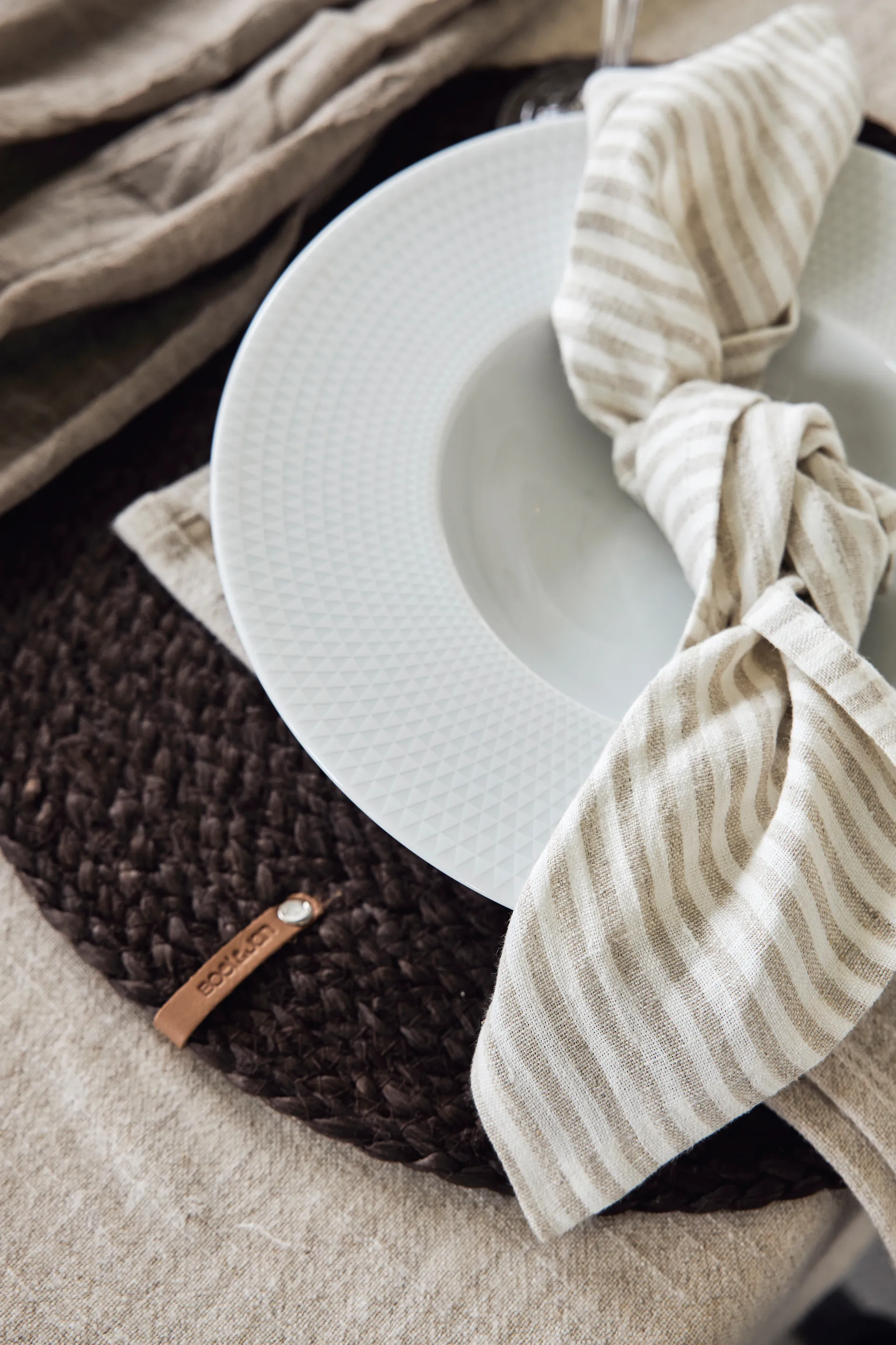 Merida bordstablett Ø38 cm, Brun Boel & Jan