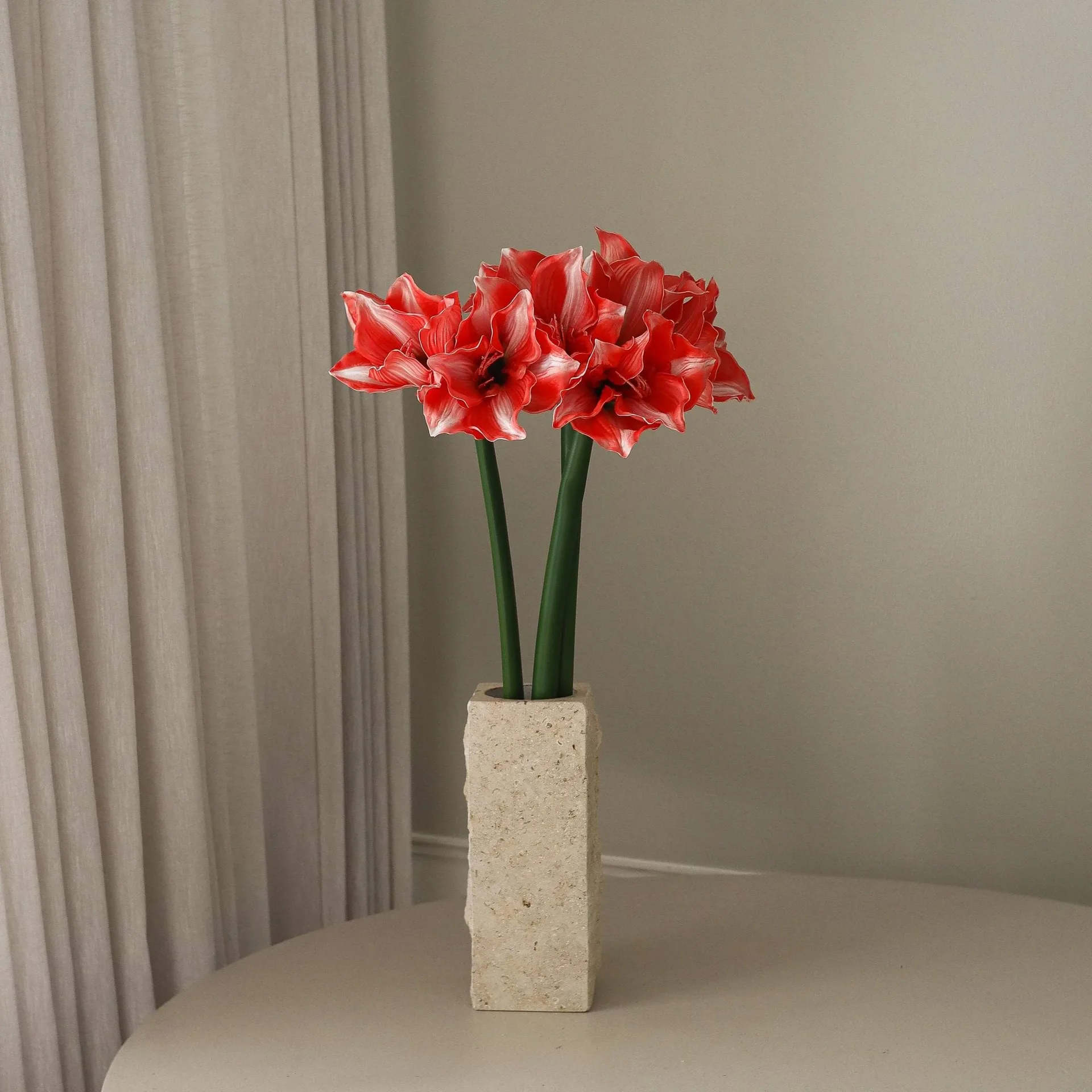 Amaryllis konstgjord blomma, Mörkröd, 72 cm Botané