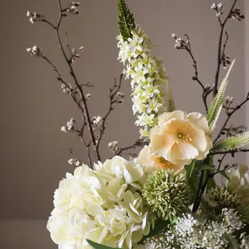 Ivory Cascade konstgjord bukett - Snöbärskvist-körsbärskvist-vallmo-hortensia 13 st - Botané