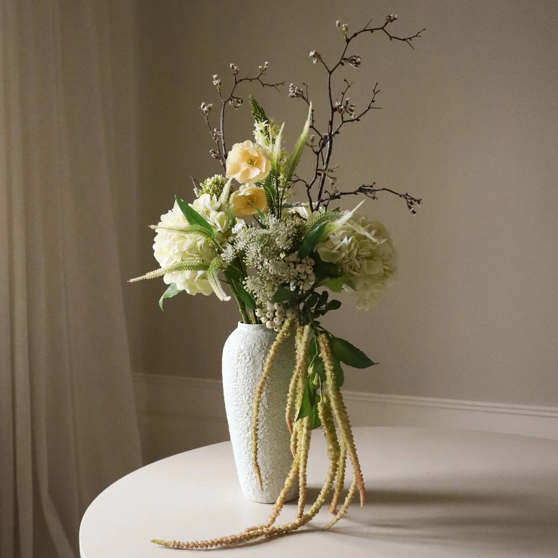 Ivory Cascade konstgjord bukett, Snöbärskvist-körsbärskvist-vallmo-hortensia 13 st Botané