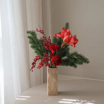Red spritz konstgjord bukett - Amaryllis, nejlika, bärkvistar, tallkvistar, 72 cm - Botané