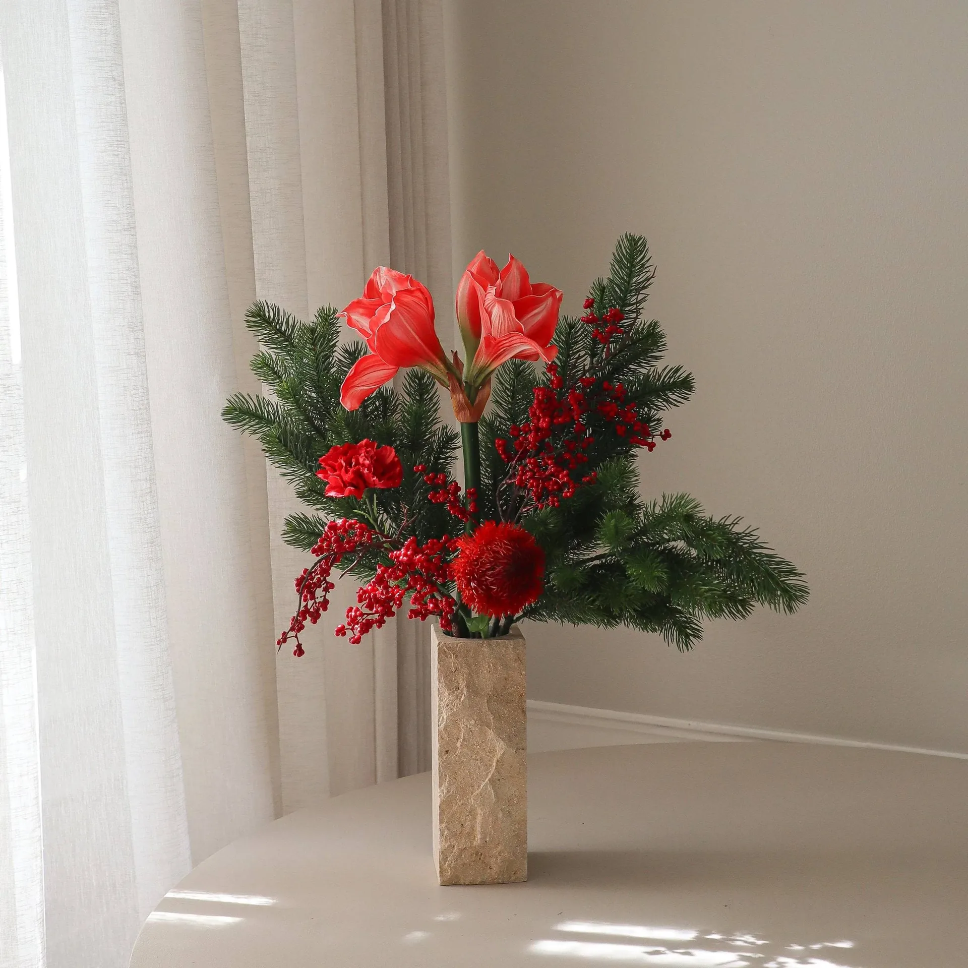 Red spritz konstgjord bukett, Amaryllis, nejlika, bärkvistar, tallkvistar, 72 cm Botané