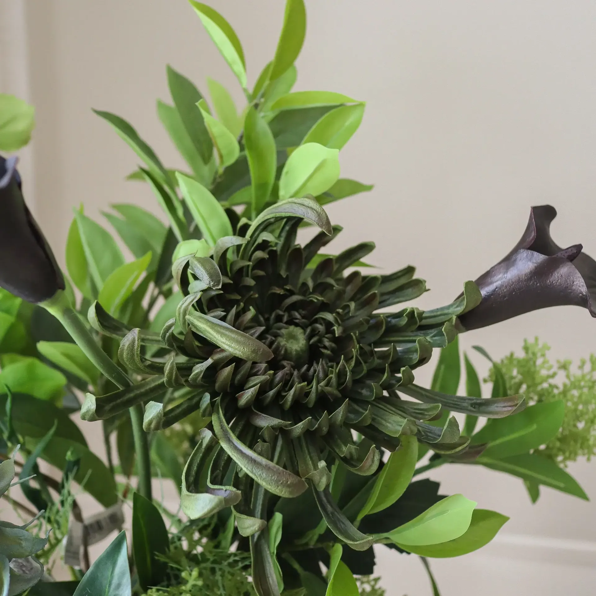 Verdant Noir konstgjord bukett, Kalla-spindelkrysantemum-höstsolros, 92 cm, 13 st Botané