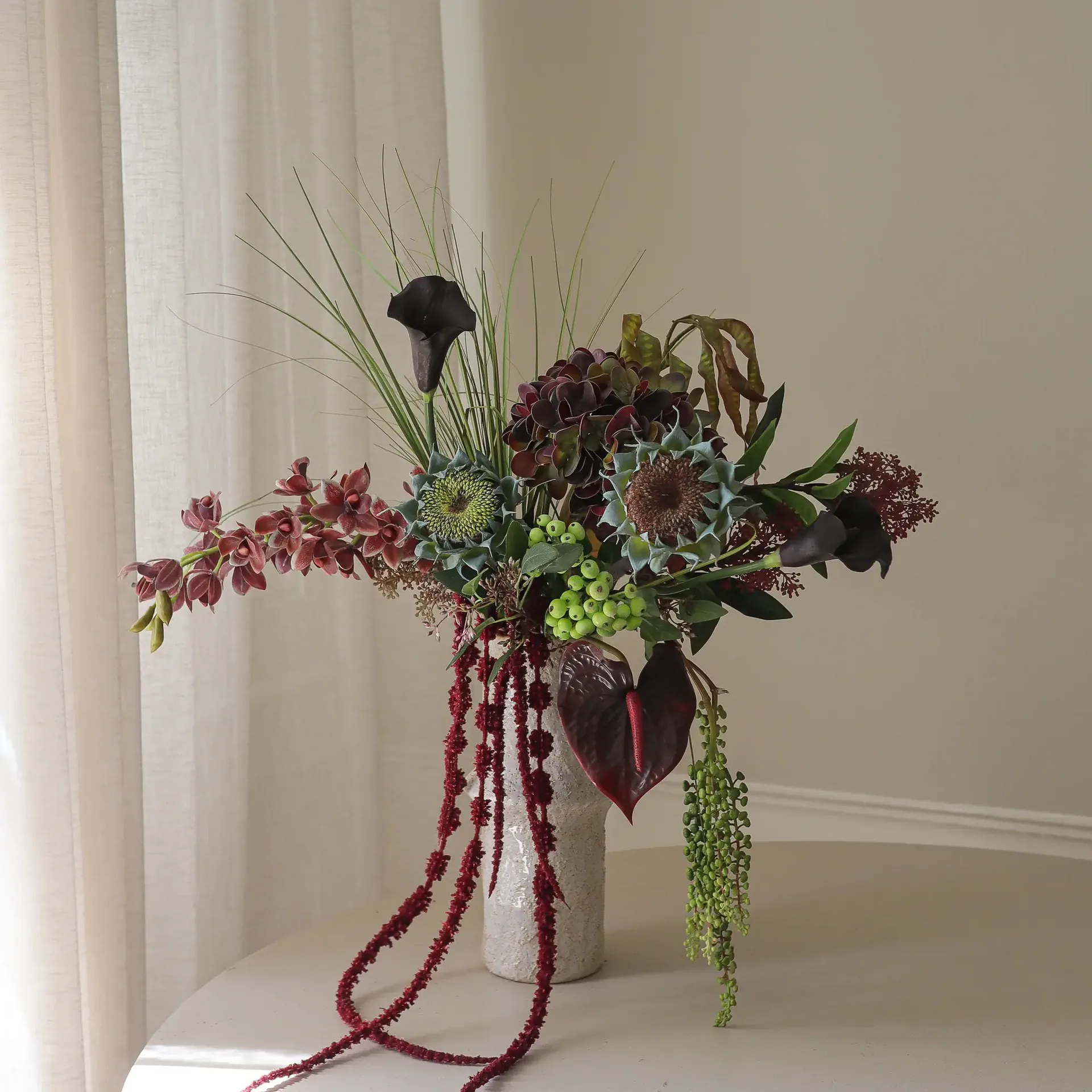 Woodland Nocturne konstgjord bukett, Kalla-anthurium-hortensia-höstsolros, 112 cm, 14st Botané