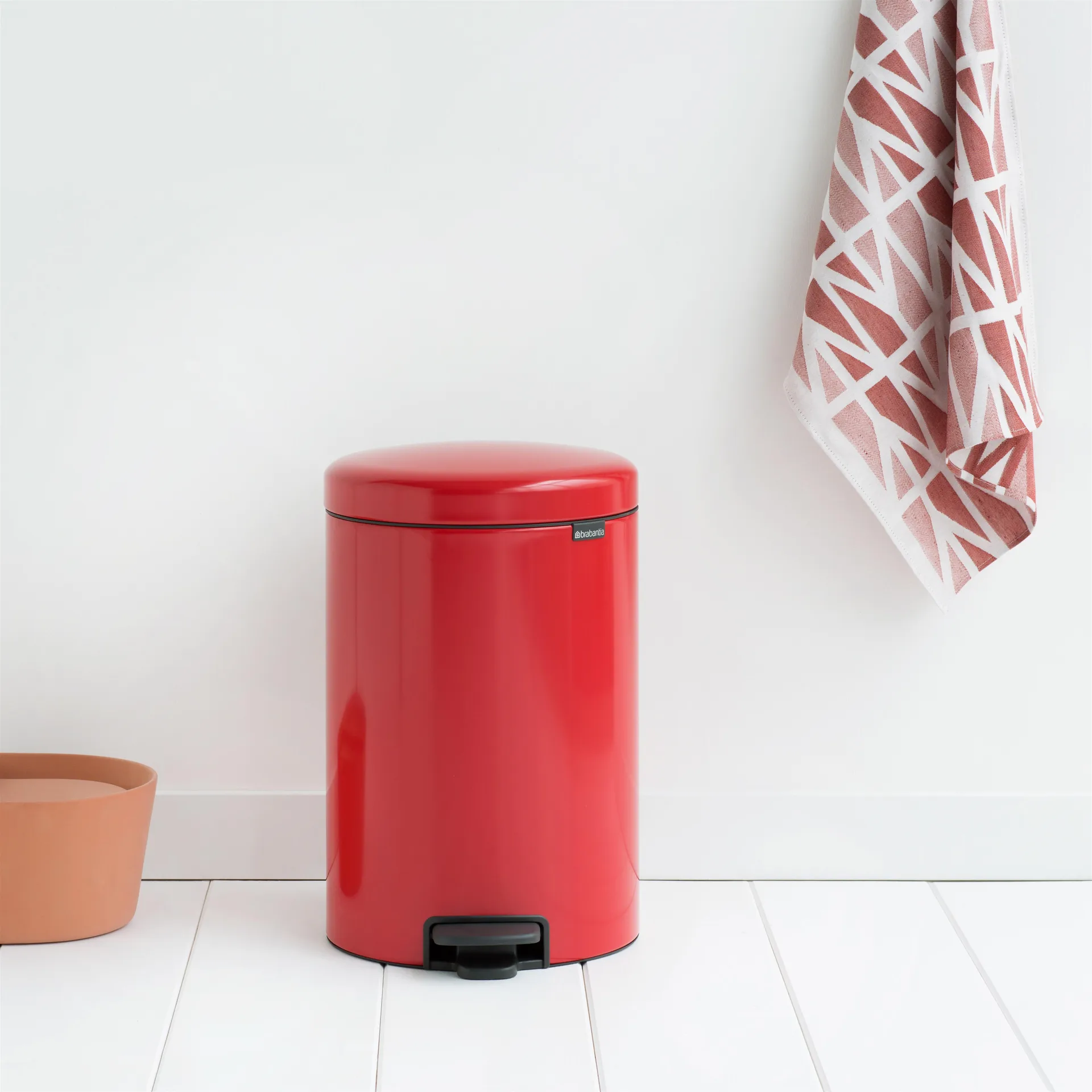 New Icon pedalhink 20 liter, passion red (röd) Brabantia
