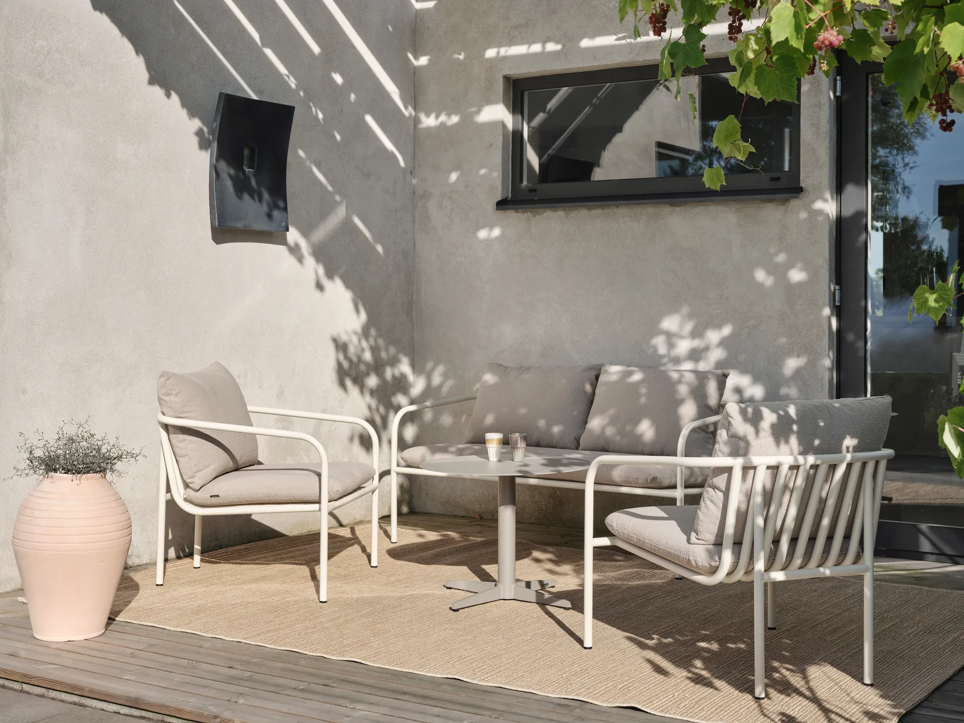 Bendt loungefåtölj, Teddy beige-pearl white Brafab