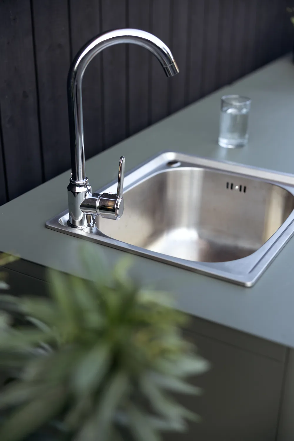 Kelia utekök bänkskåp med diskho, Zin red, 121x90x64 Brafab