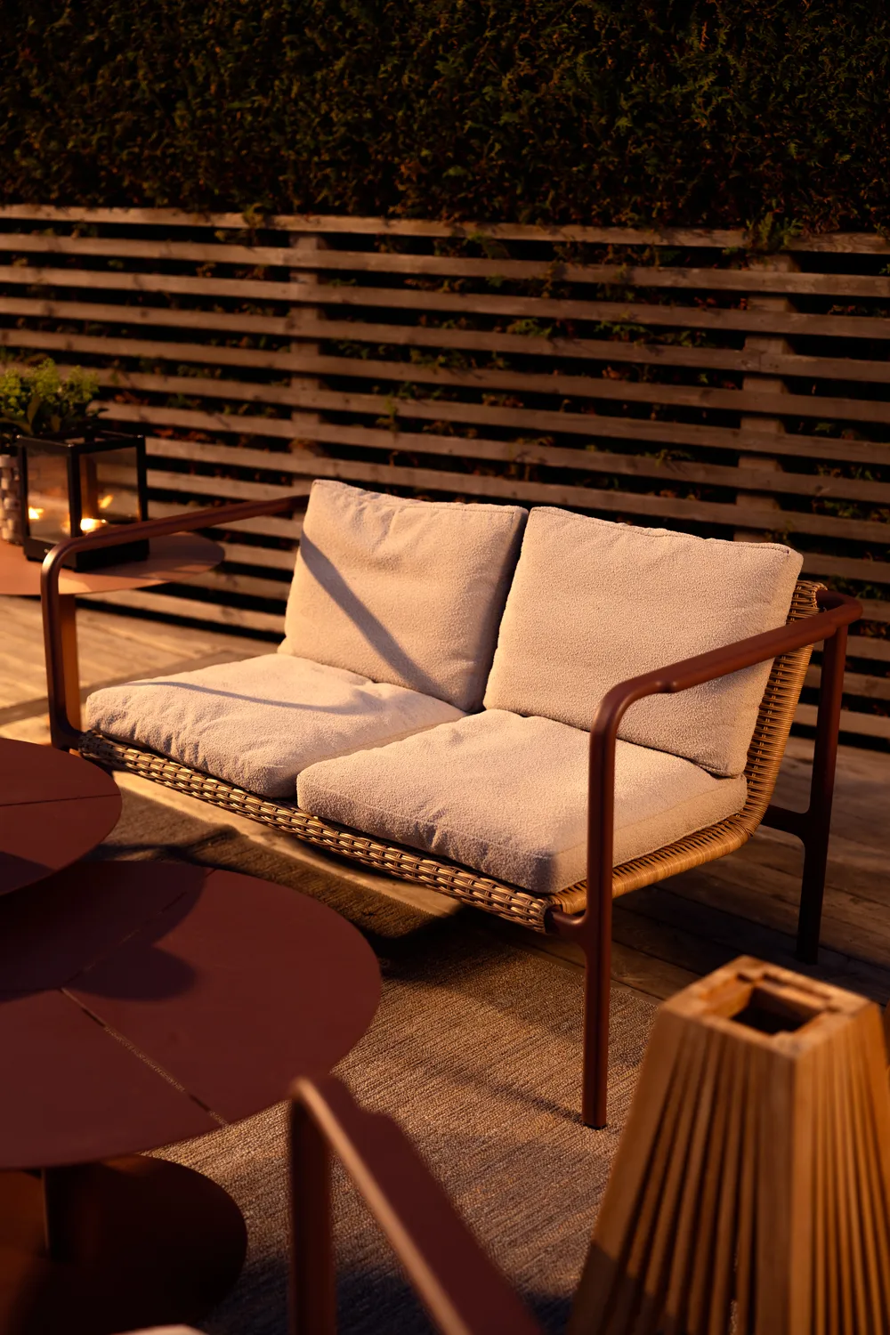 Motty soffa, Zin red-teddy beige, 2-sits Brafab