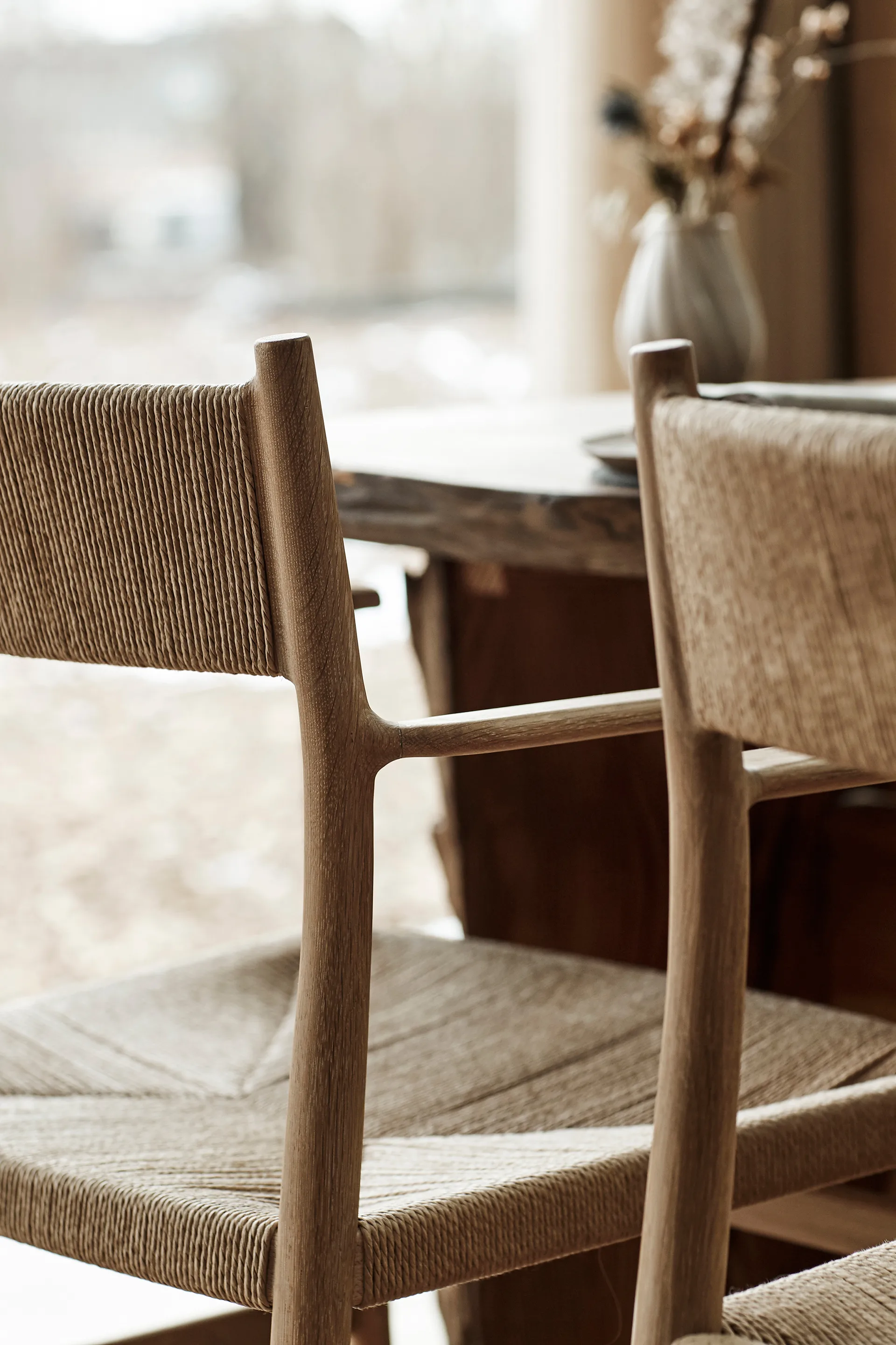 Arv karmstol vävd rygg och sits, Rökoljad ek-papperssnöre Brdr. Krüger