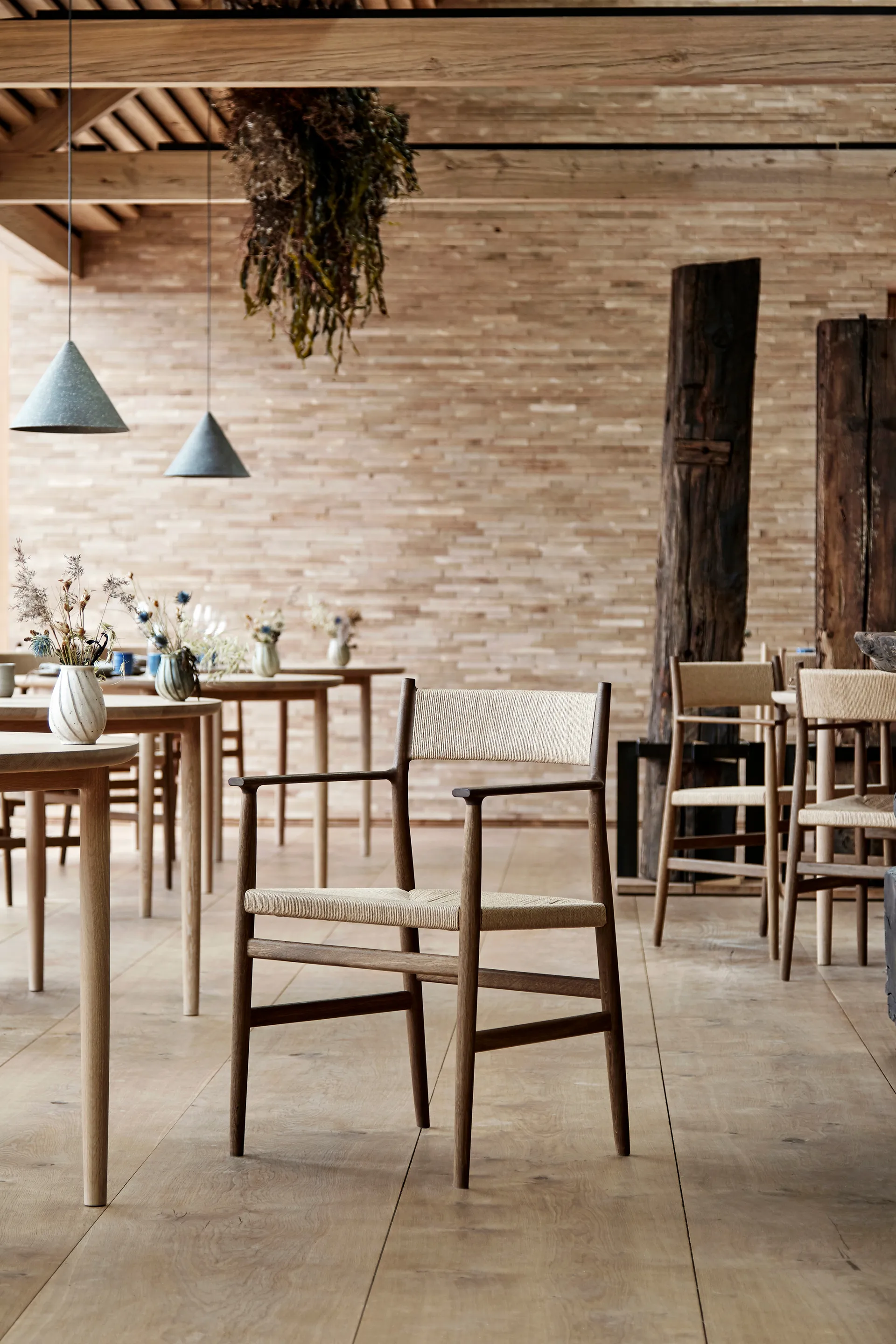 Arv karmstol vävd rygg och sits, Rökoljad ek-papperssnöre Brdr. Krüger