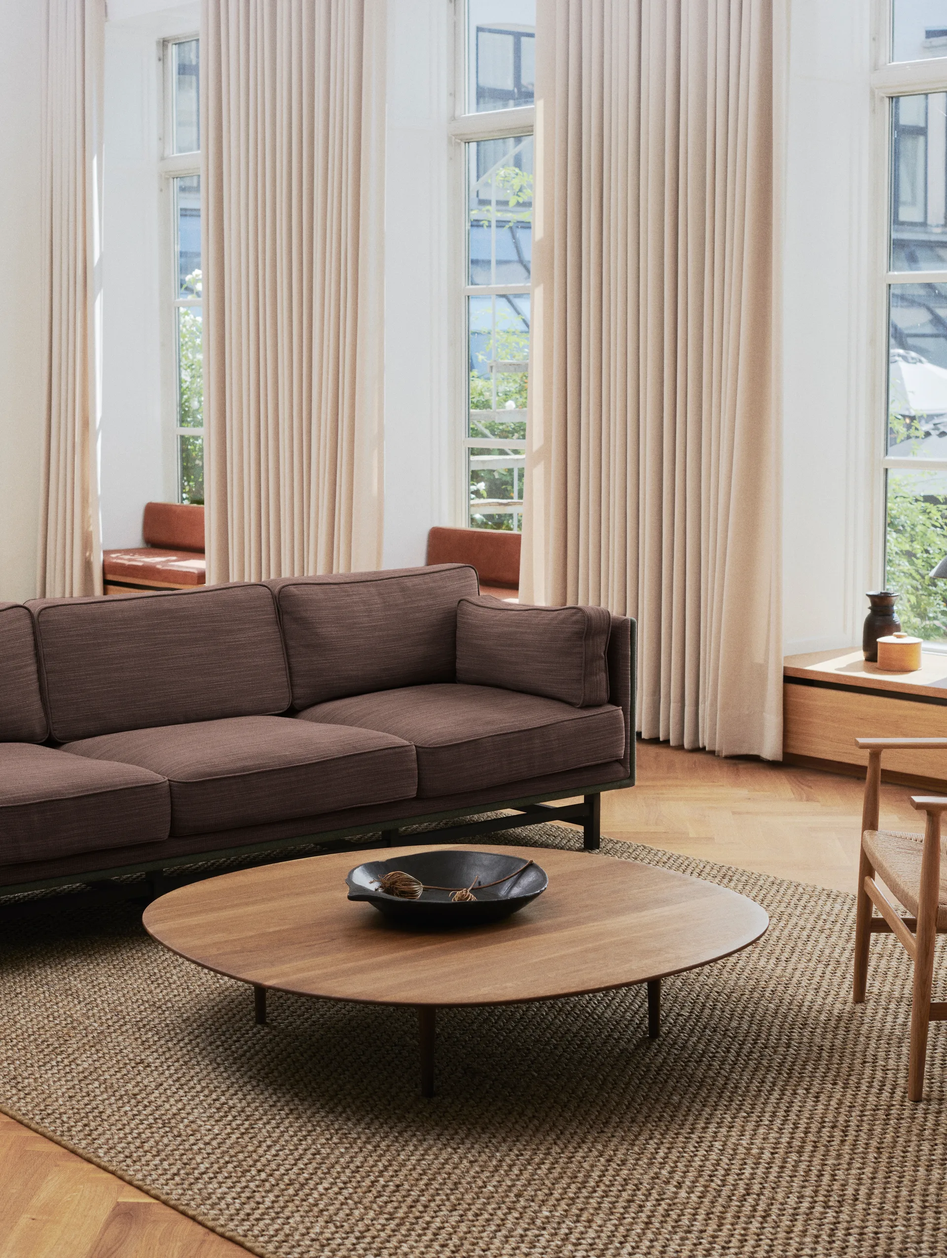 Jari soffbord Ø118 cm, Rökoljad ek Brdr. Krüger