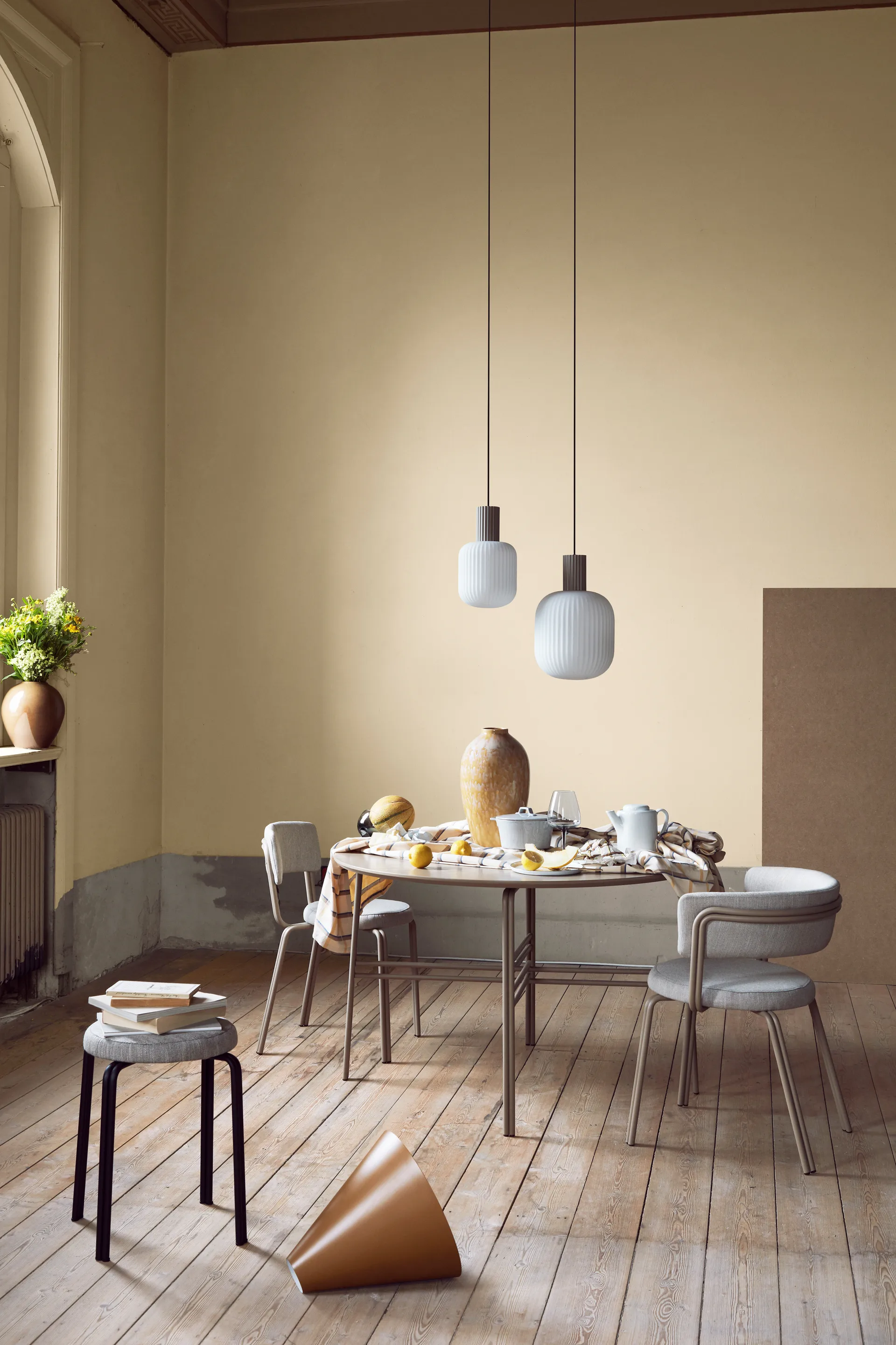 Oda stol, Warm grey Broste Copenhagen