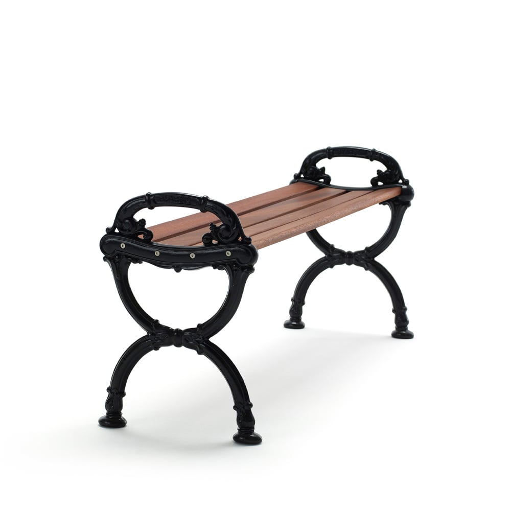 Byarums bruk Byarum bänk Mahogny, svart stativ | Skandinavisk Design | Trädgårdsbänkar | Brun