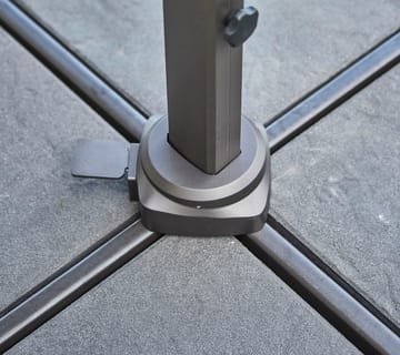 Hyde Luxe Tilt parasoll 300x300 cm - Dusty white-silveranodiserat stativ - Cane-line