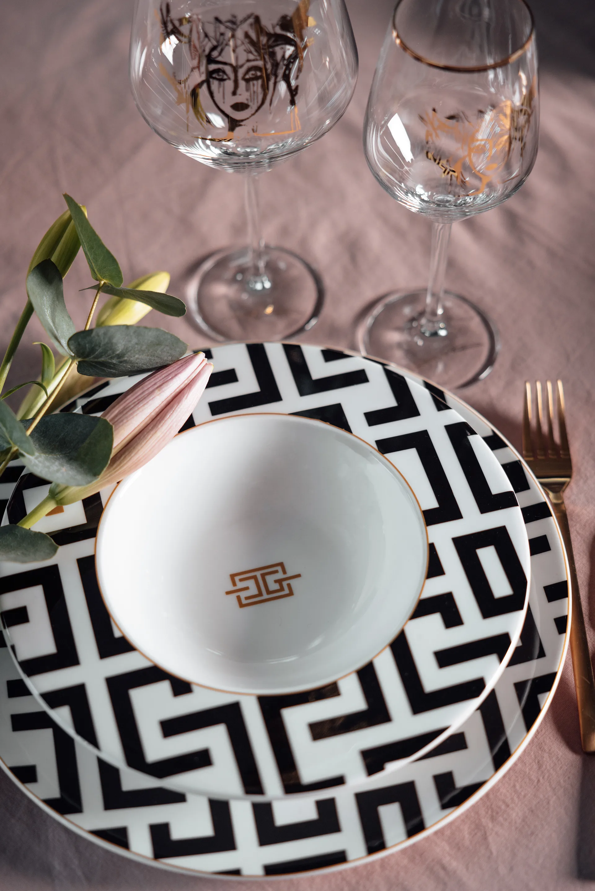 DECO djup tallrik Ø24,5 cm, Vit-svart Carolina Gynning