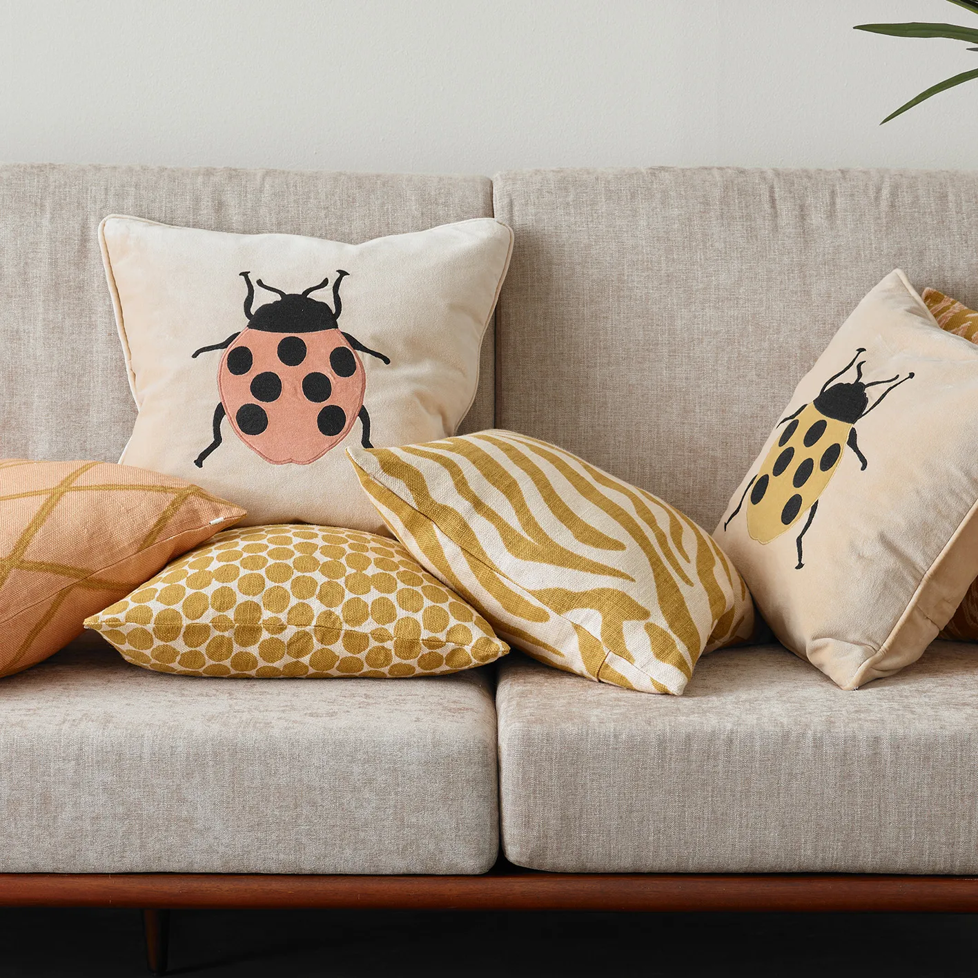 Dot Ari kuddfodral 50x50 cm, Spicy yellow Chhatwal & Jonsson