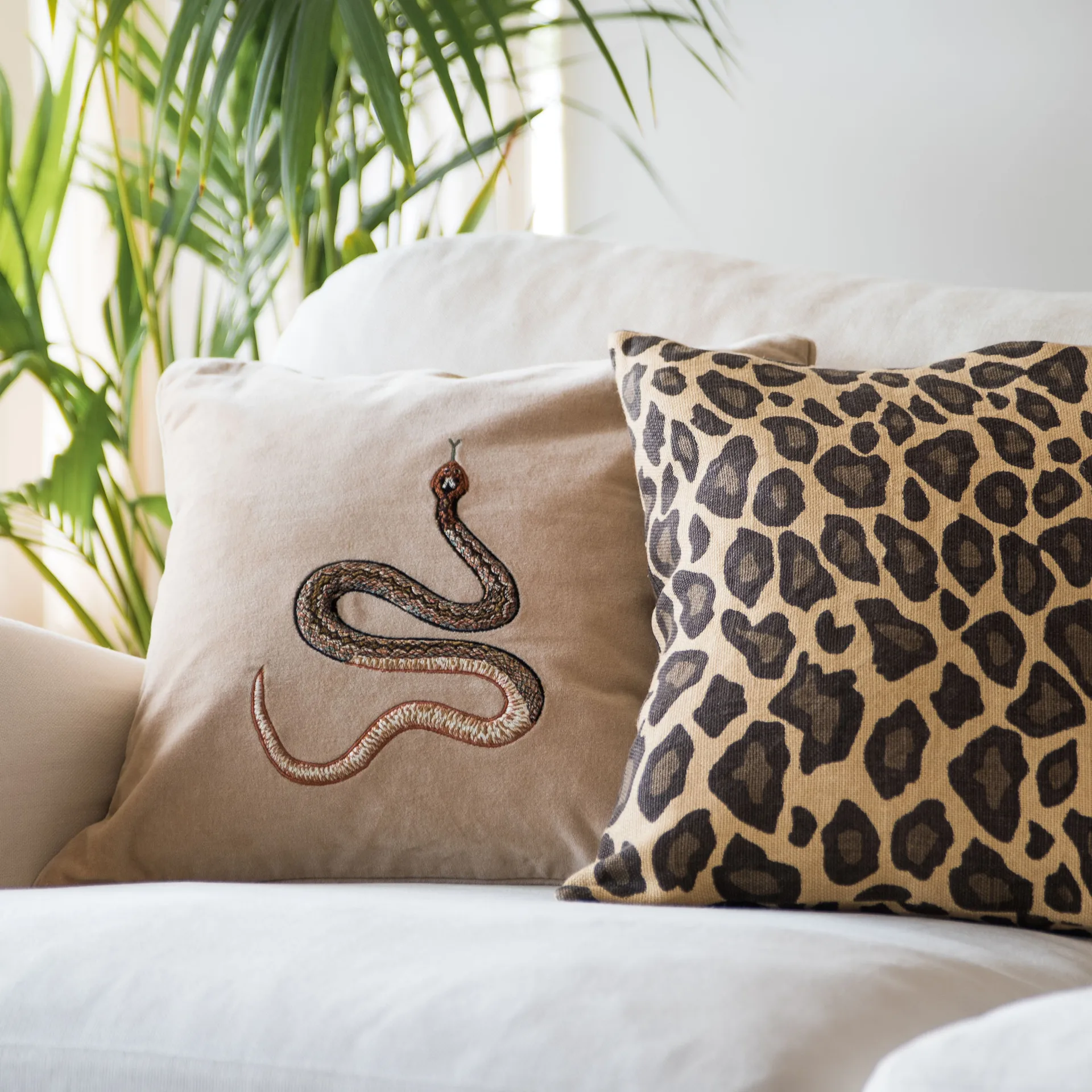 Embroidered Cobra kuddfodral 50x50 cm, Beige Chhatwal & Jonsson