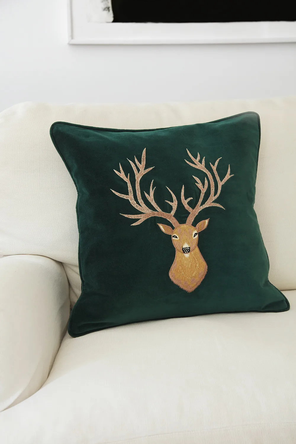 Embroidered Reindeer kuddfodral 50x50 cm, Green Chhatwal & Jonsson
