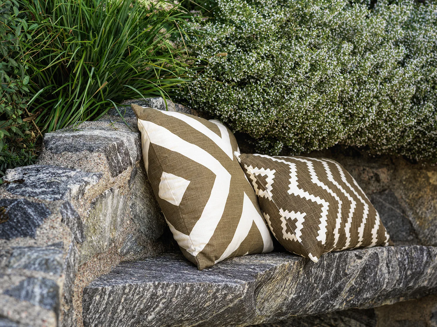 Impal Outdoor kudde, shitake/off white, 50 cm Chhatwal & Jonsson