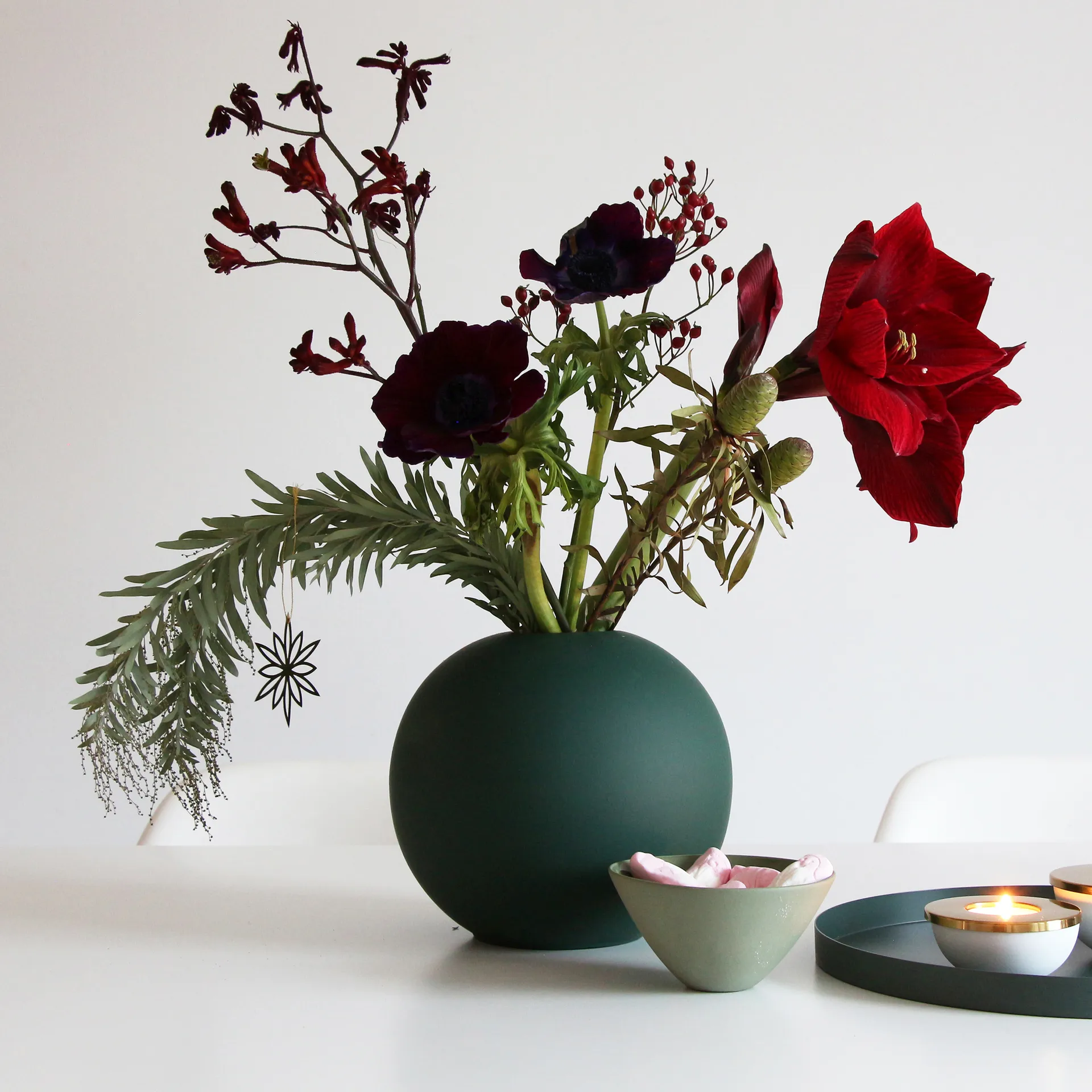 Ball vas dark green, 20 cm Cooee Design