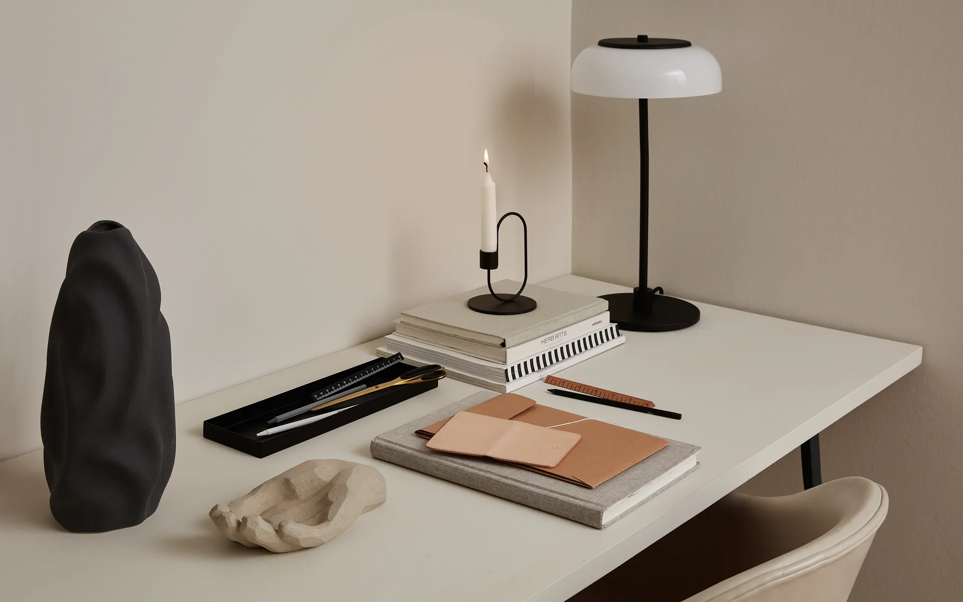 Swoop ljusstake, Svart Cooee Design
