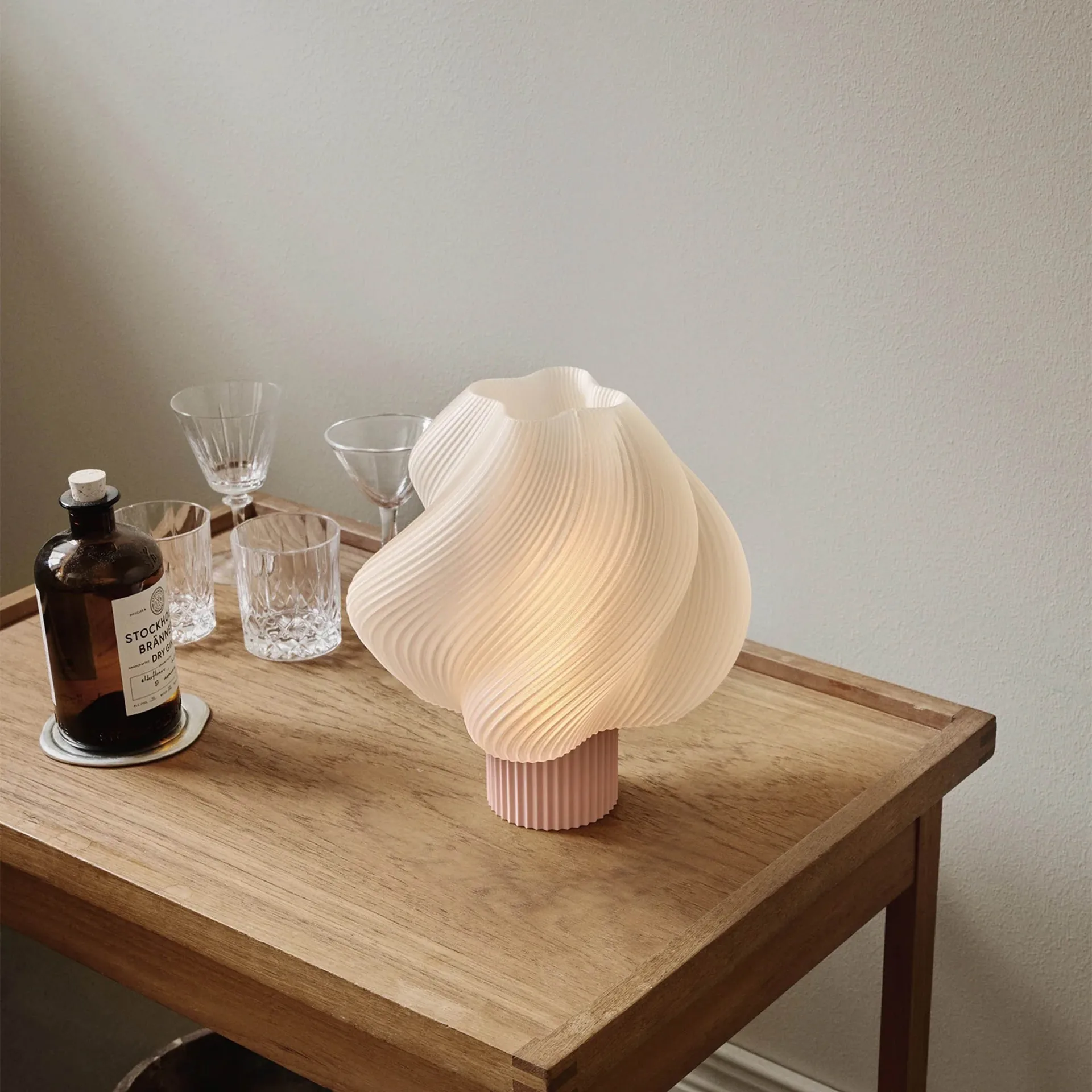 Soft Serve bordslampa, Wild strawberry, Regular, 26 cm Crème Atelier