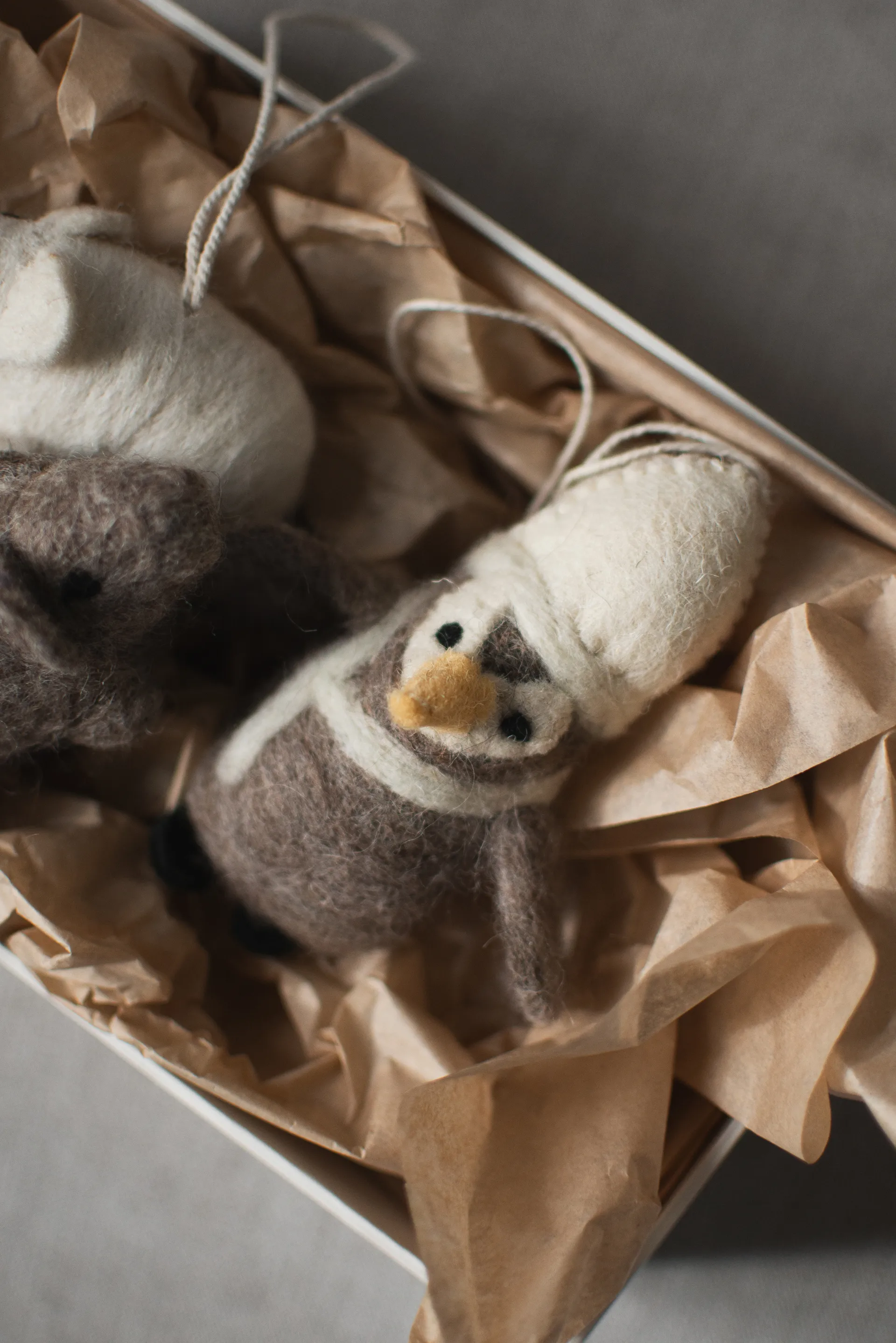 Hanging penguin dekorationshänge, Beige-white DBKD