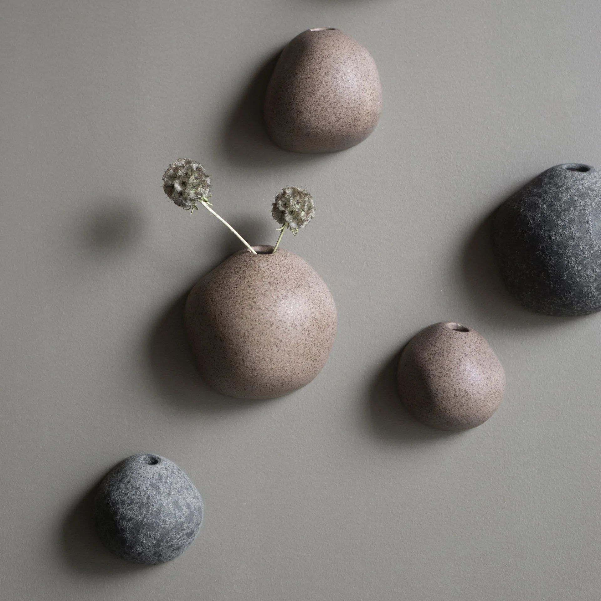 Miniature vägghängd vas svart, Medium Ø9 cm DBKD