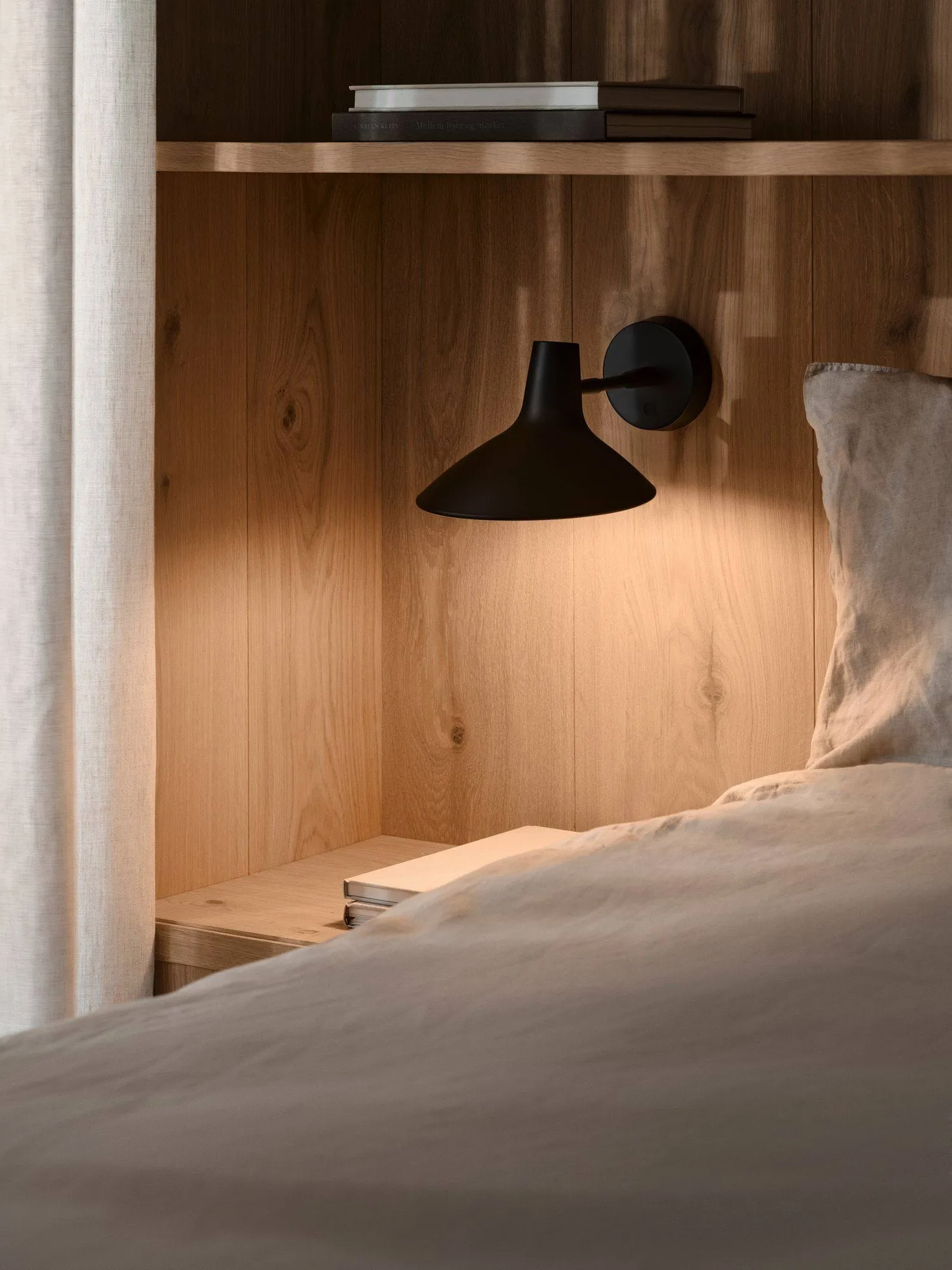 Darci short vägglampa, Svart Design For The People