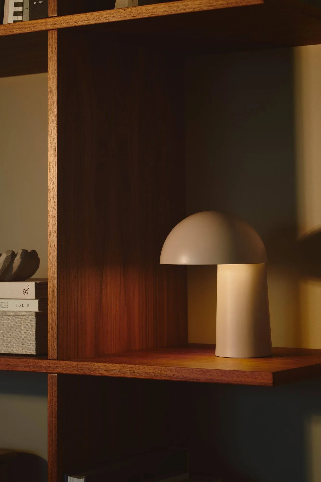 Faye portabel bordslampa, Beige Design For The People