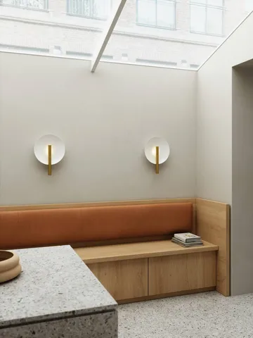Furiko vägglampa - Borstad mässing - Design For The People