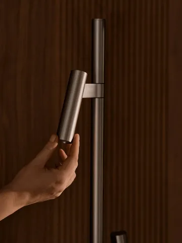Makoto Golvlamp - Satin krom, 150 cm - Design For The People