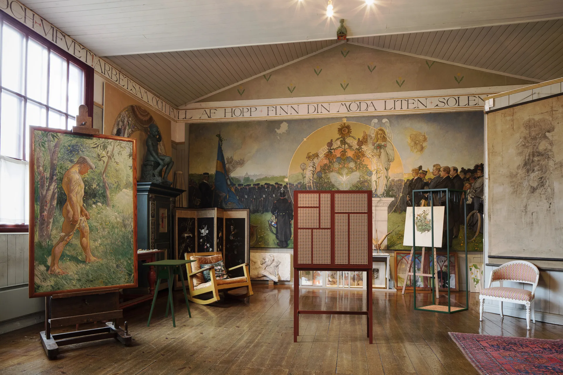 Air vitrinskåp, Röd Design House Stockholm