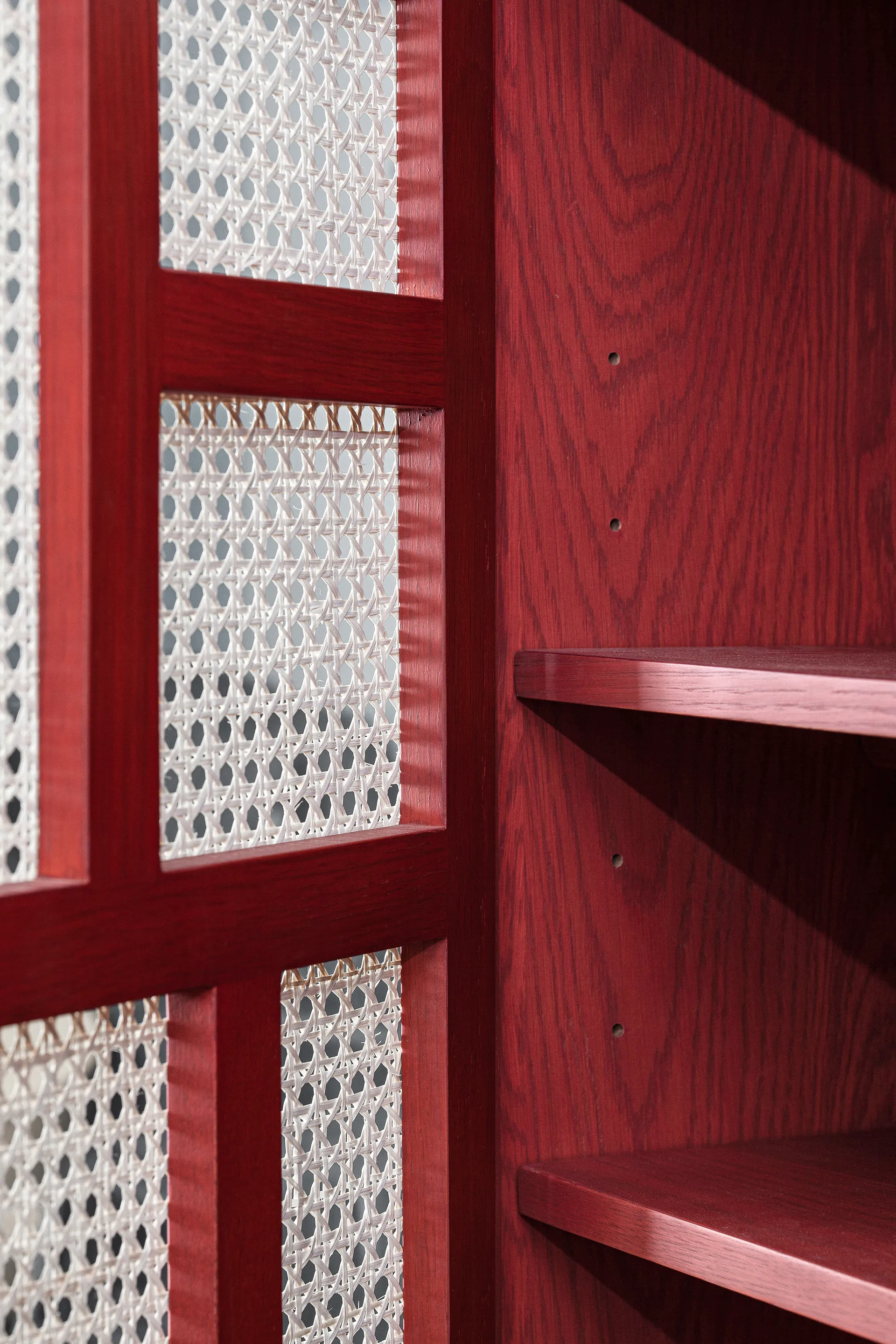 Air vitrinskåp, Röd Design House Stockholm