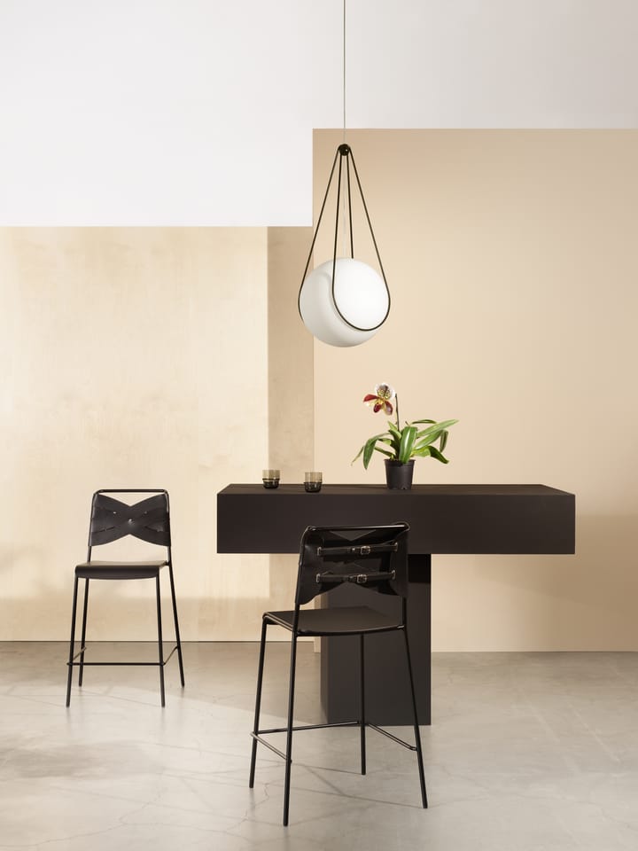 Kosmos hållare svart, mellan Design House Stockholm