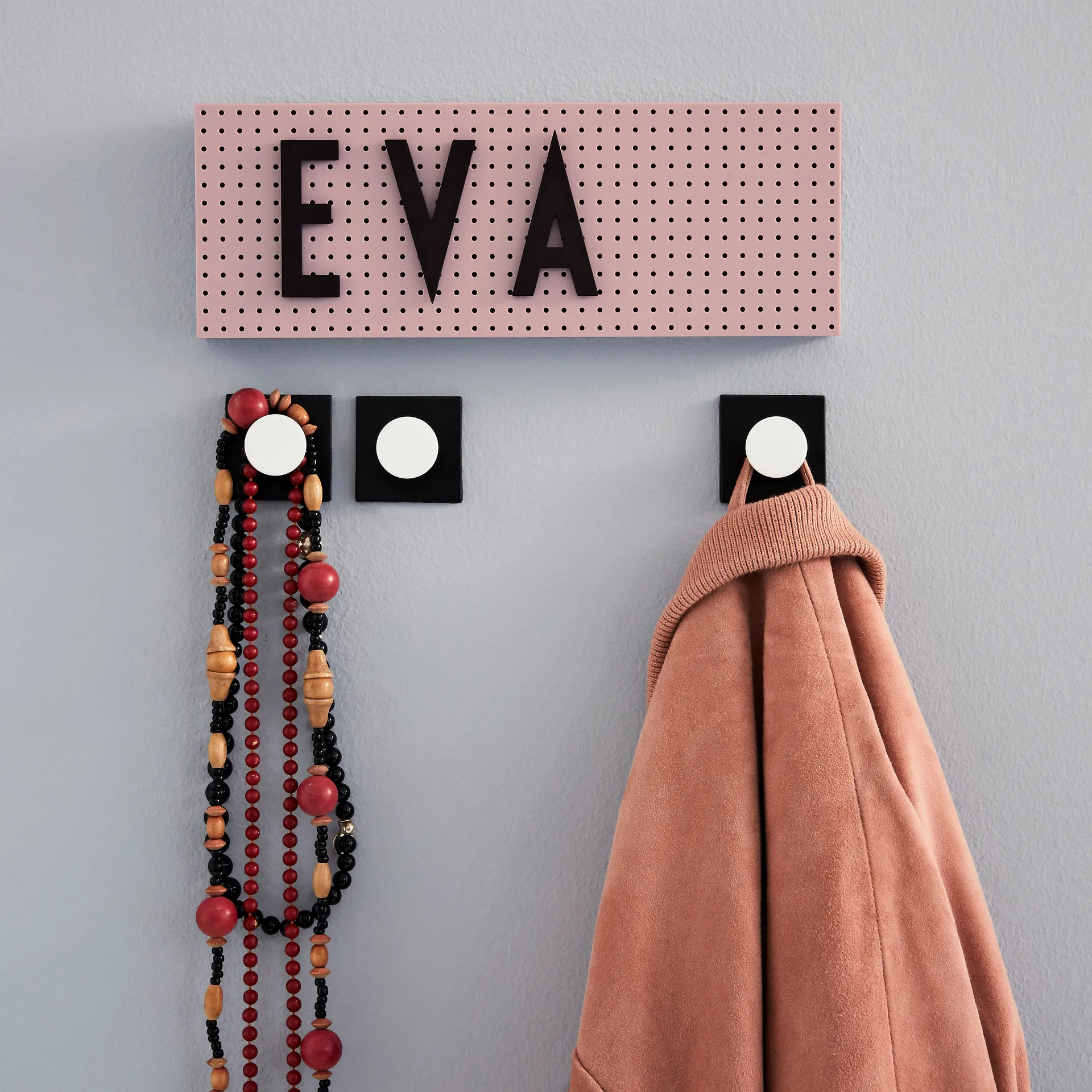 Design Letters bokstavstavla The Sign, rosa Design Letters