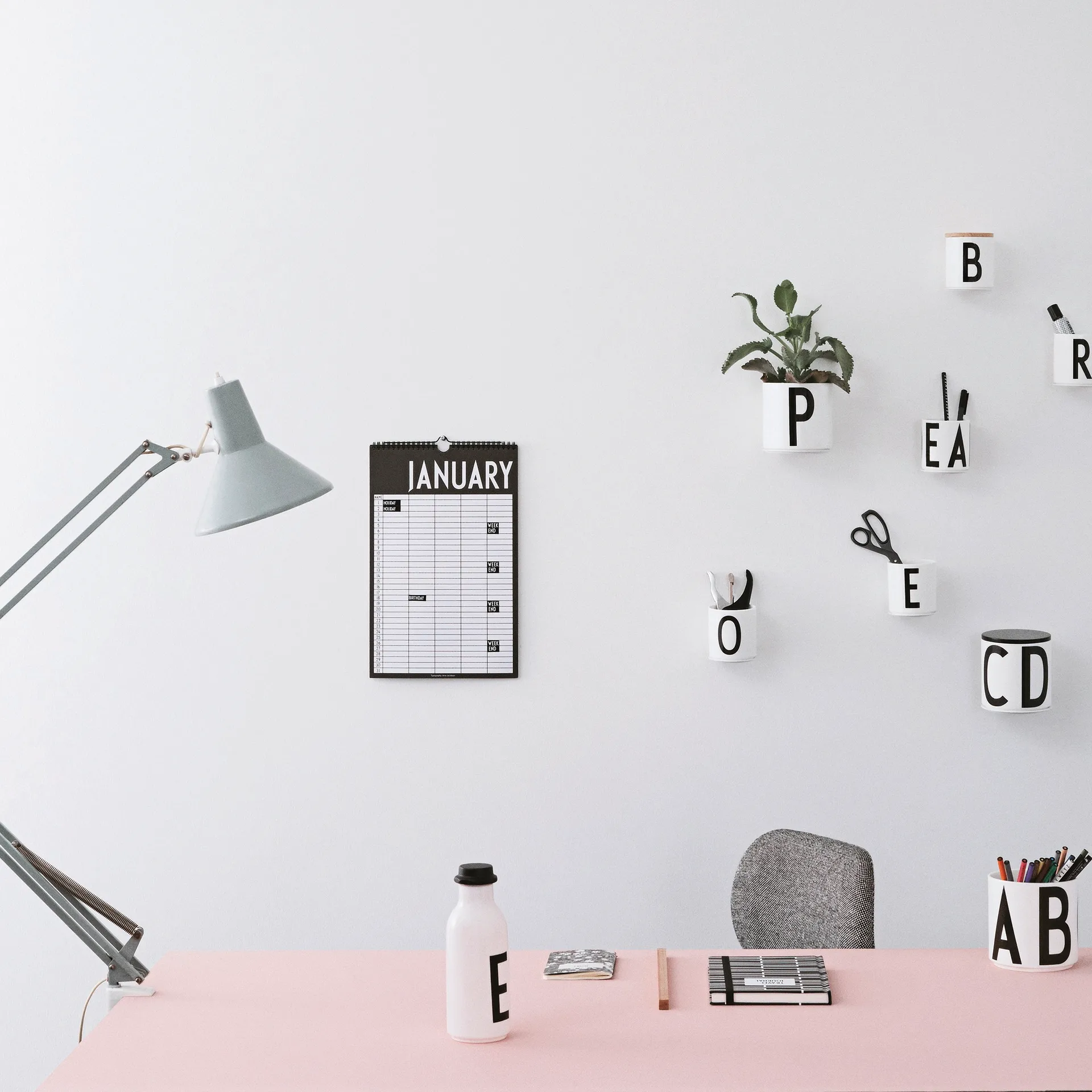 Design Letters månadskalender, Black Design Letters