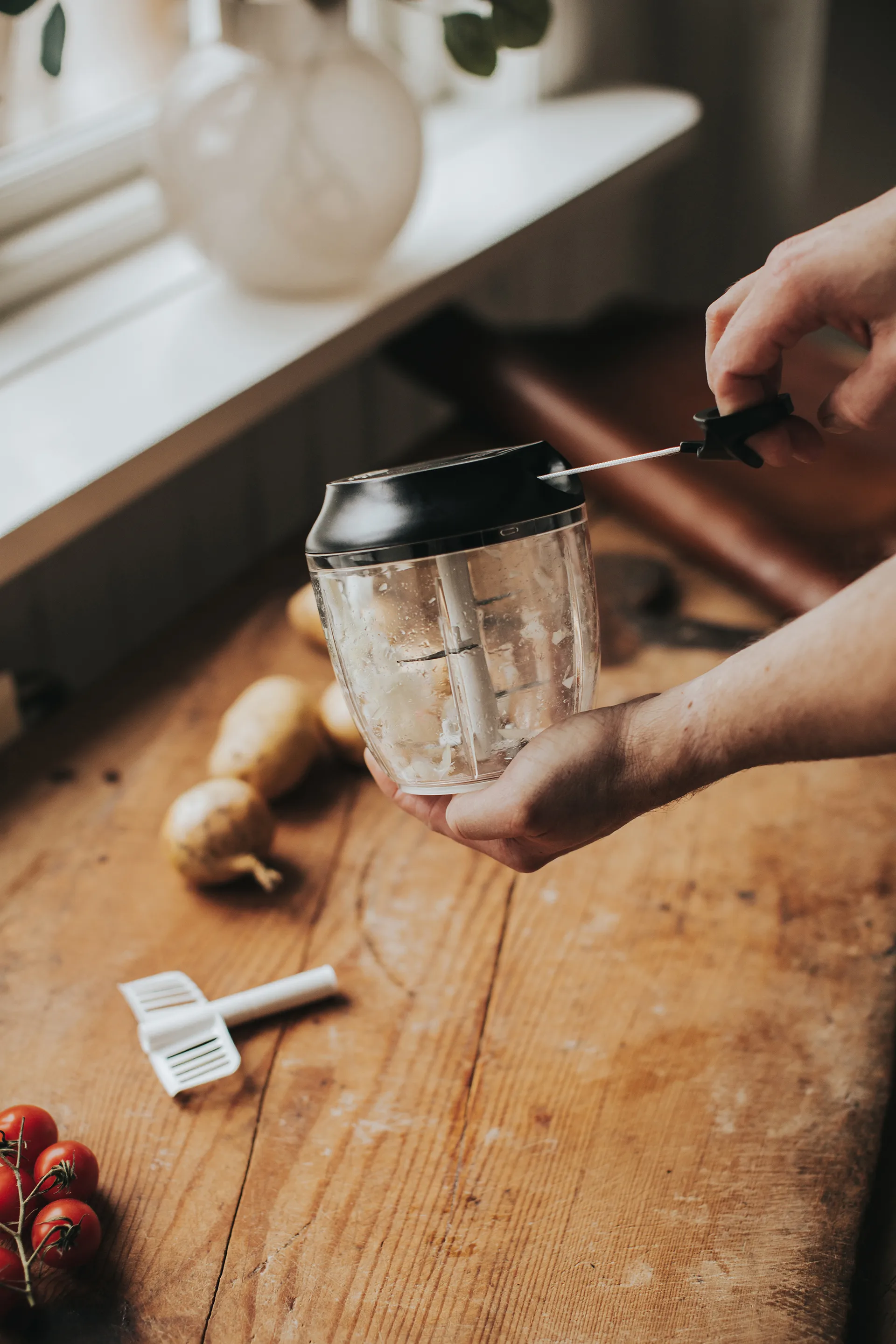 Lola multihackare, Med visp, 14x13x15 cm Dorre