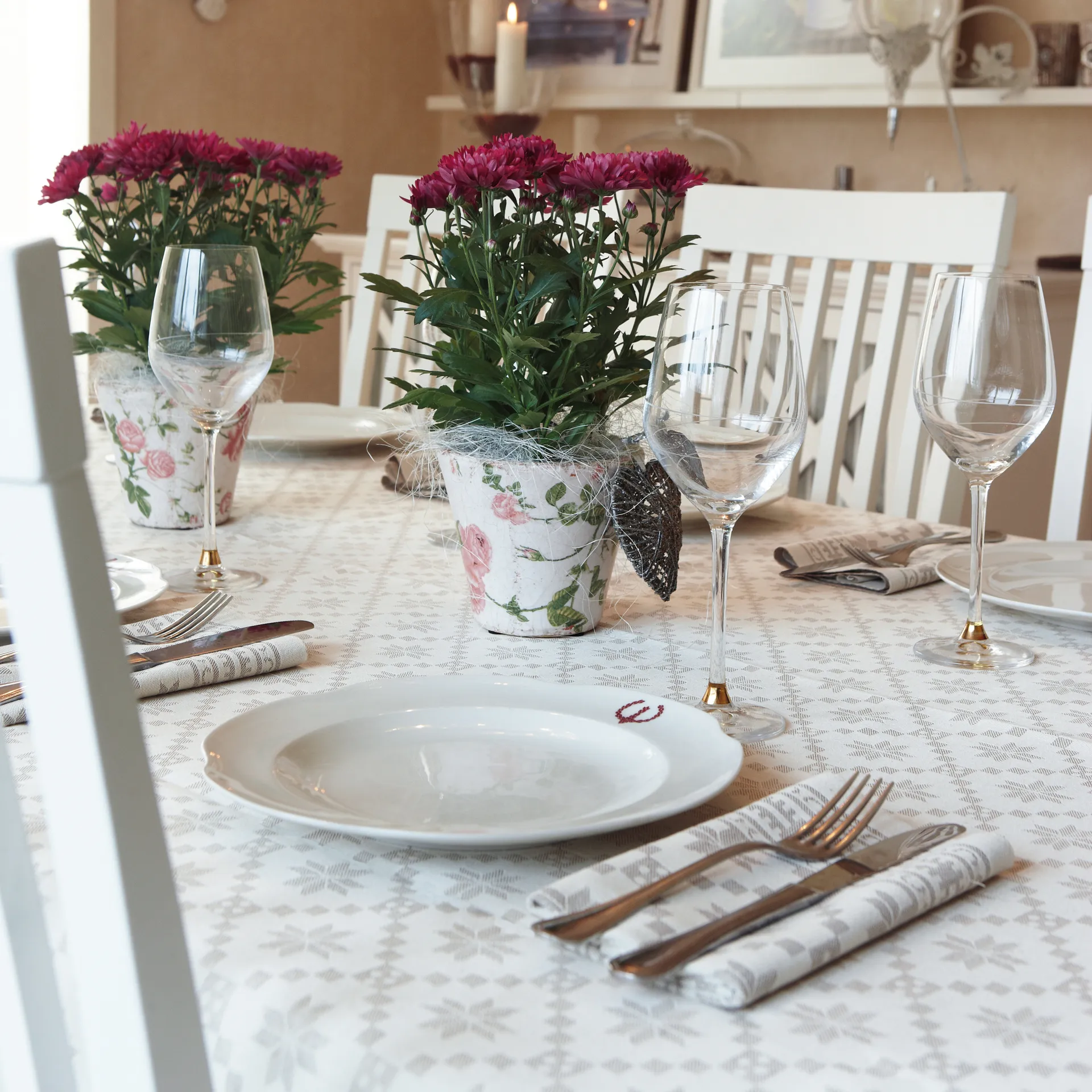 Åttebladrose bordsduk beige, 150x260 cm Ekelund Linneväveri