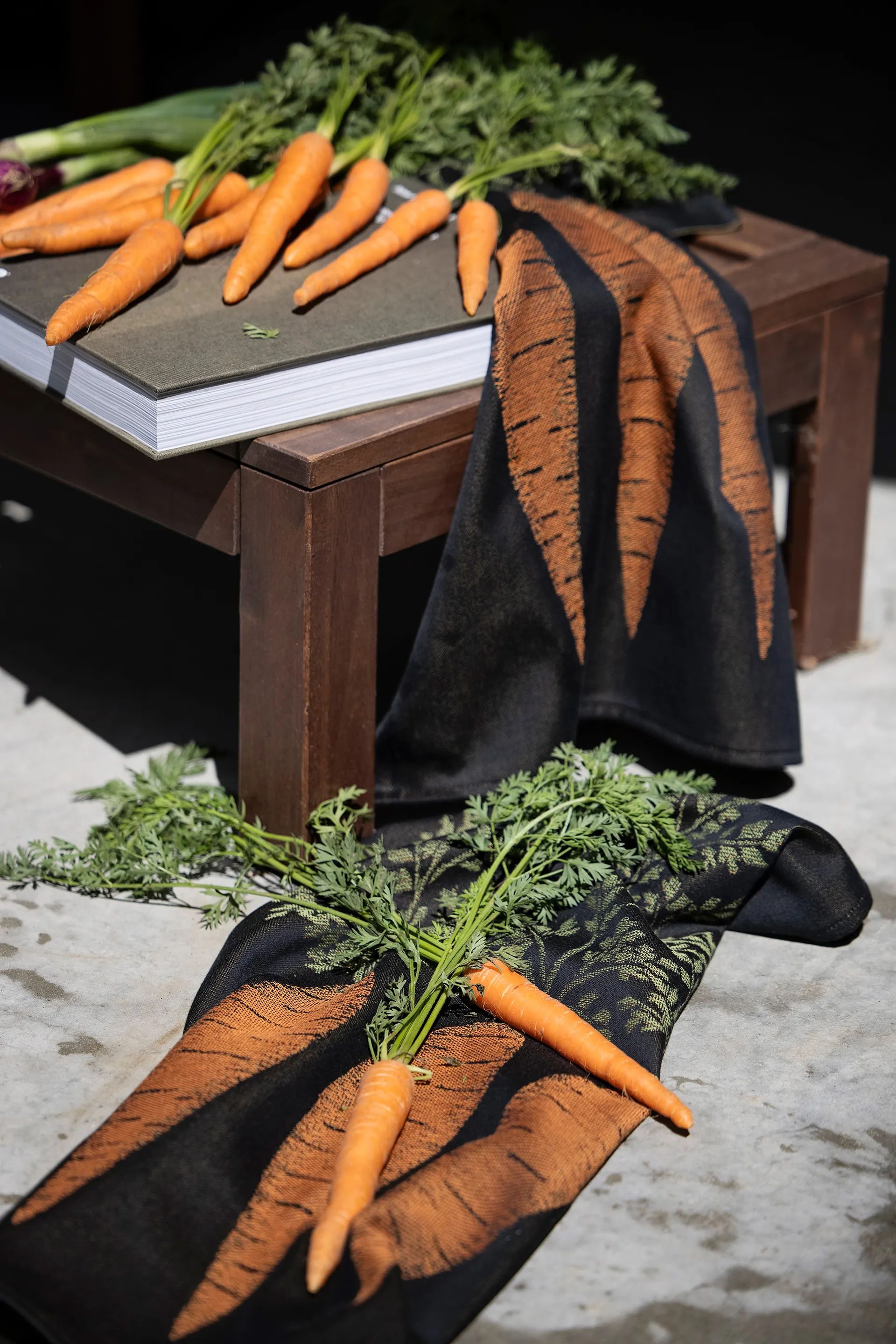 Morot kökshandduk 48x70 cm, Svart-orange Ekelund Linneväveri